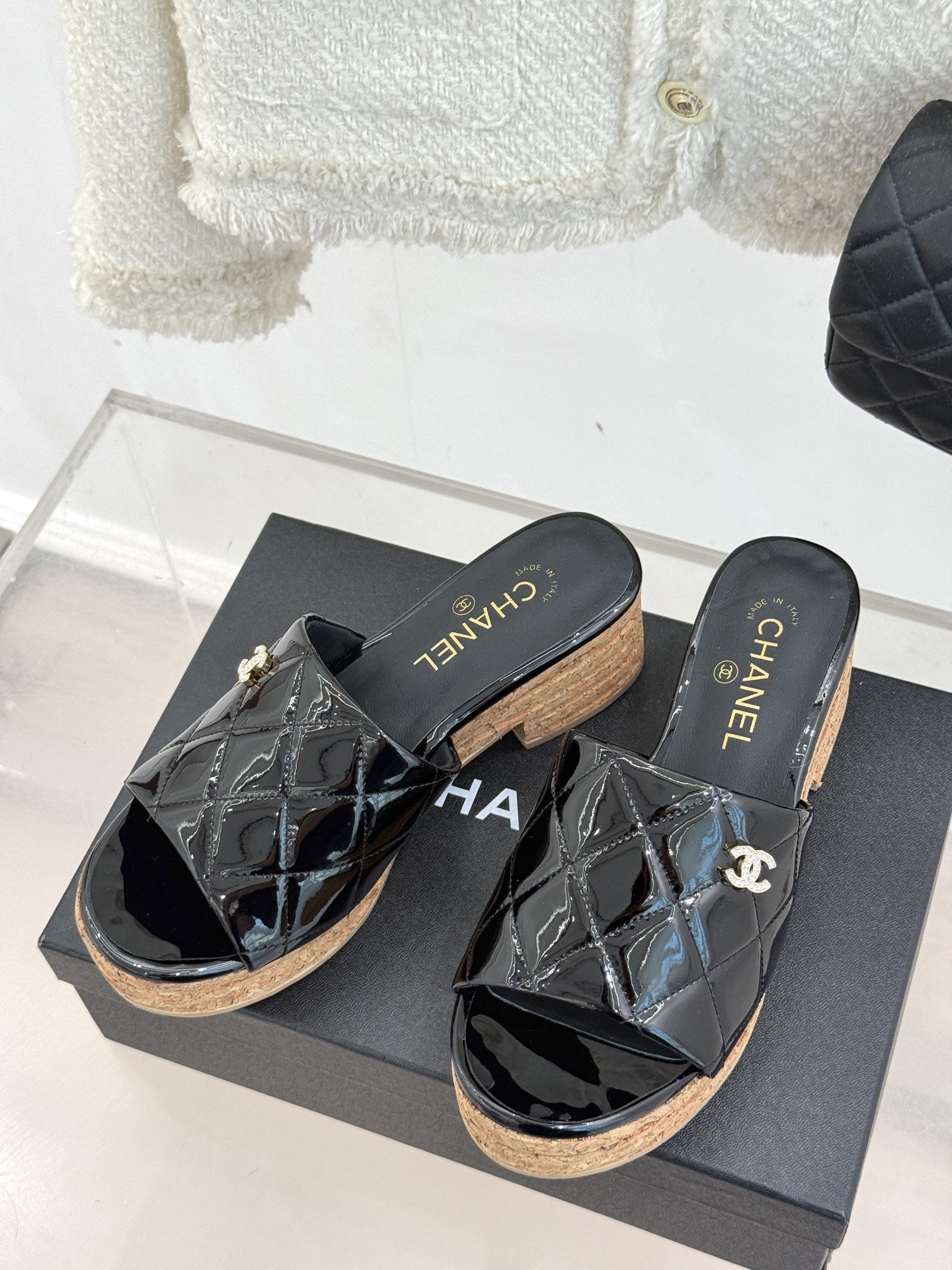 
CHANE* ｜小香25。春夏新品
麻绳菱格厚底坡跟凉鞋
经典菱格搭配木底元素 彰显高级
厚底在拉长腿