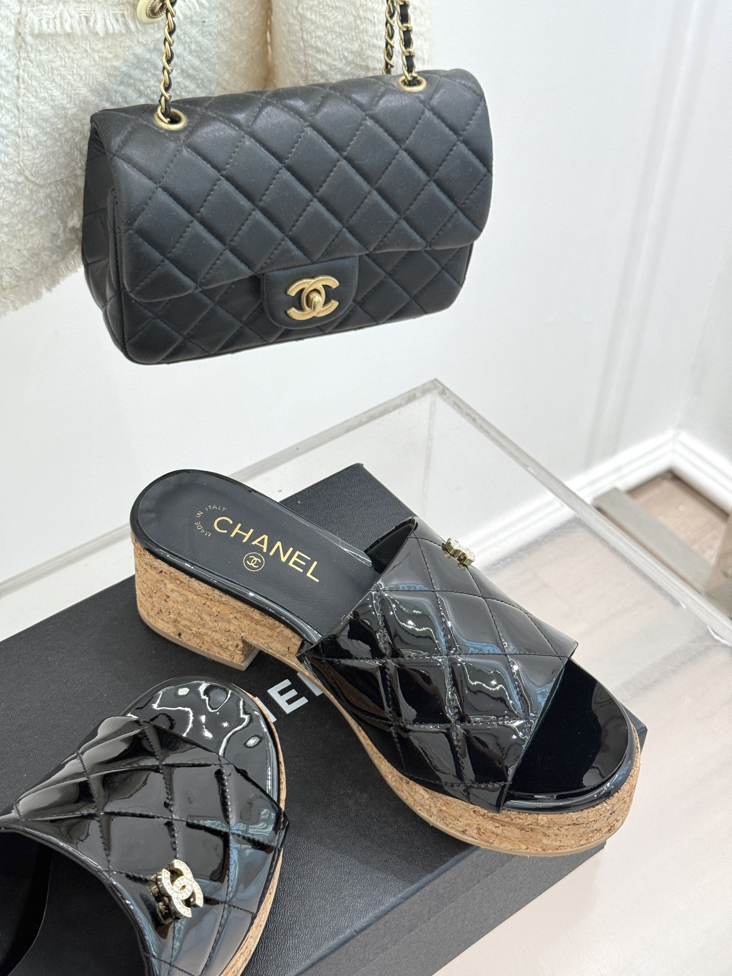 
CHANE* ｜小香25。春夏新品
麻绳菱格厚底坡跟凉鞋
经典菱格搭配木底元素 彰显高级
厚底在拉长腿