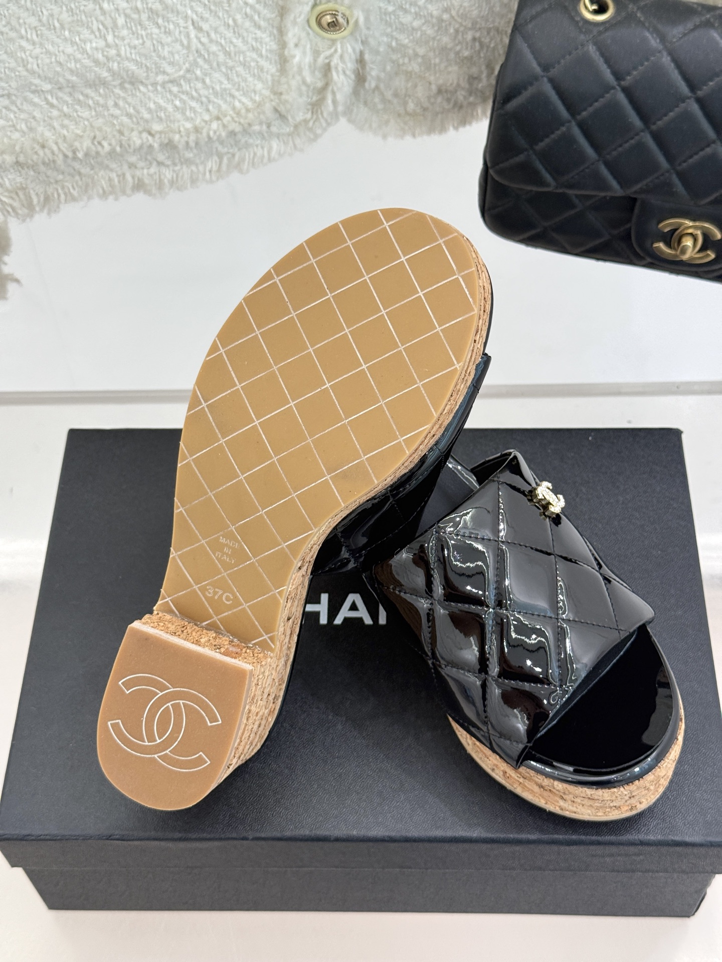 
CHANE* ｜小香25。春夏新品
麻绳菱格厚底坡跟凉鞋
经典菱格搭配木底元素 彰显高级
厚底在拉长腿