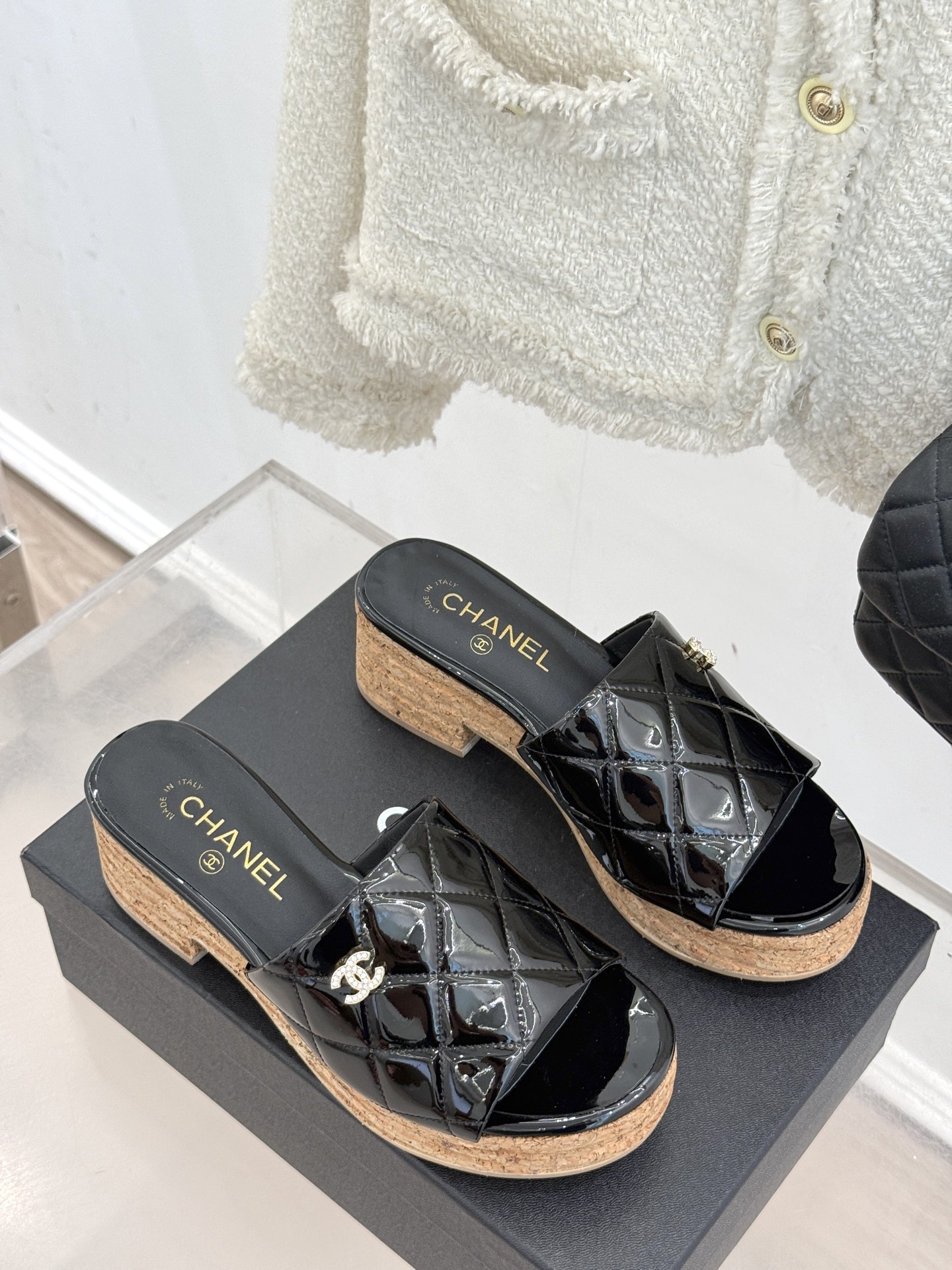 
CHANE* ｜小香25。春夏新品
麻绳菱格厚底坡跟凉鞋
经典菱格搭配木底元素 彰显高级
厚底在拉长腿