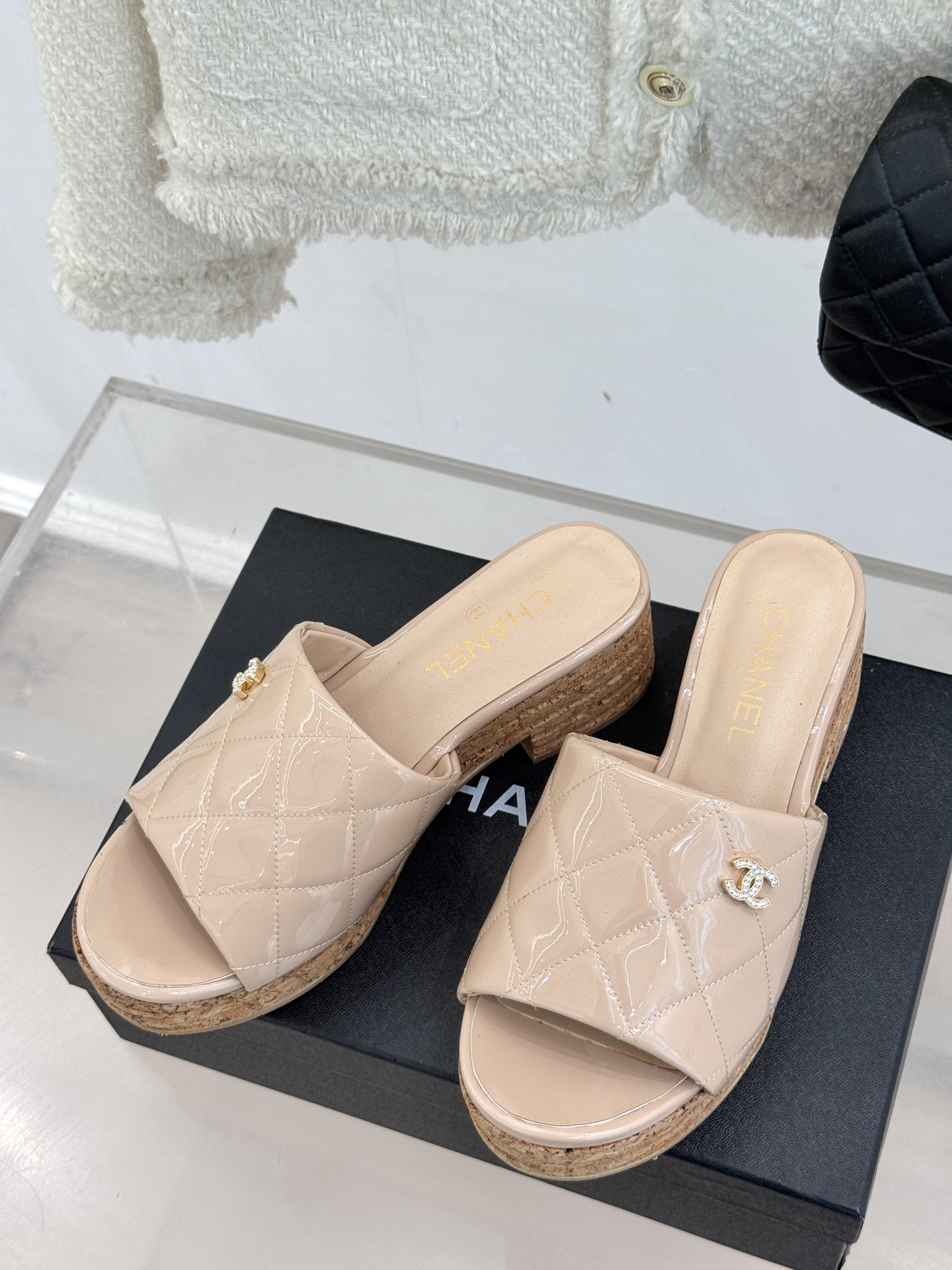 
CHANE* ｜小香25。春夏新品
麻绳菱格厚底坡跟凉鞋
经典菱格搭配木底元素 彰显高级
厚底在拉长腿