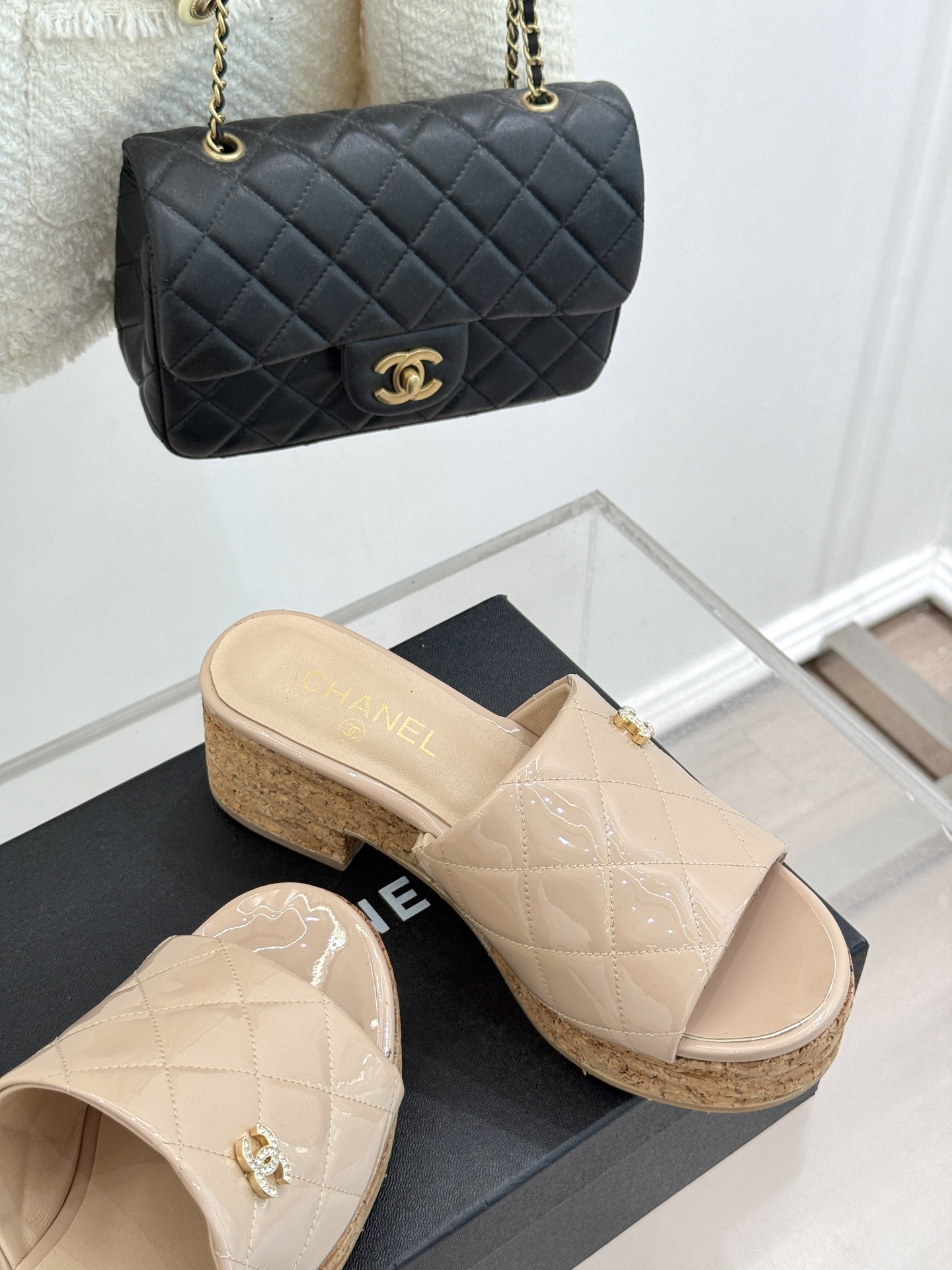 
CHANE* ｜小香25。春夏新品
麻绳菱格厚底坡跟凉鞋
经典菱格搭配木底元素 彰显高级
厚底在拉长腿