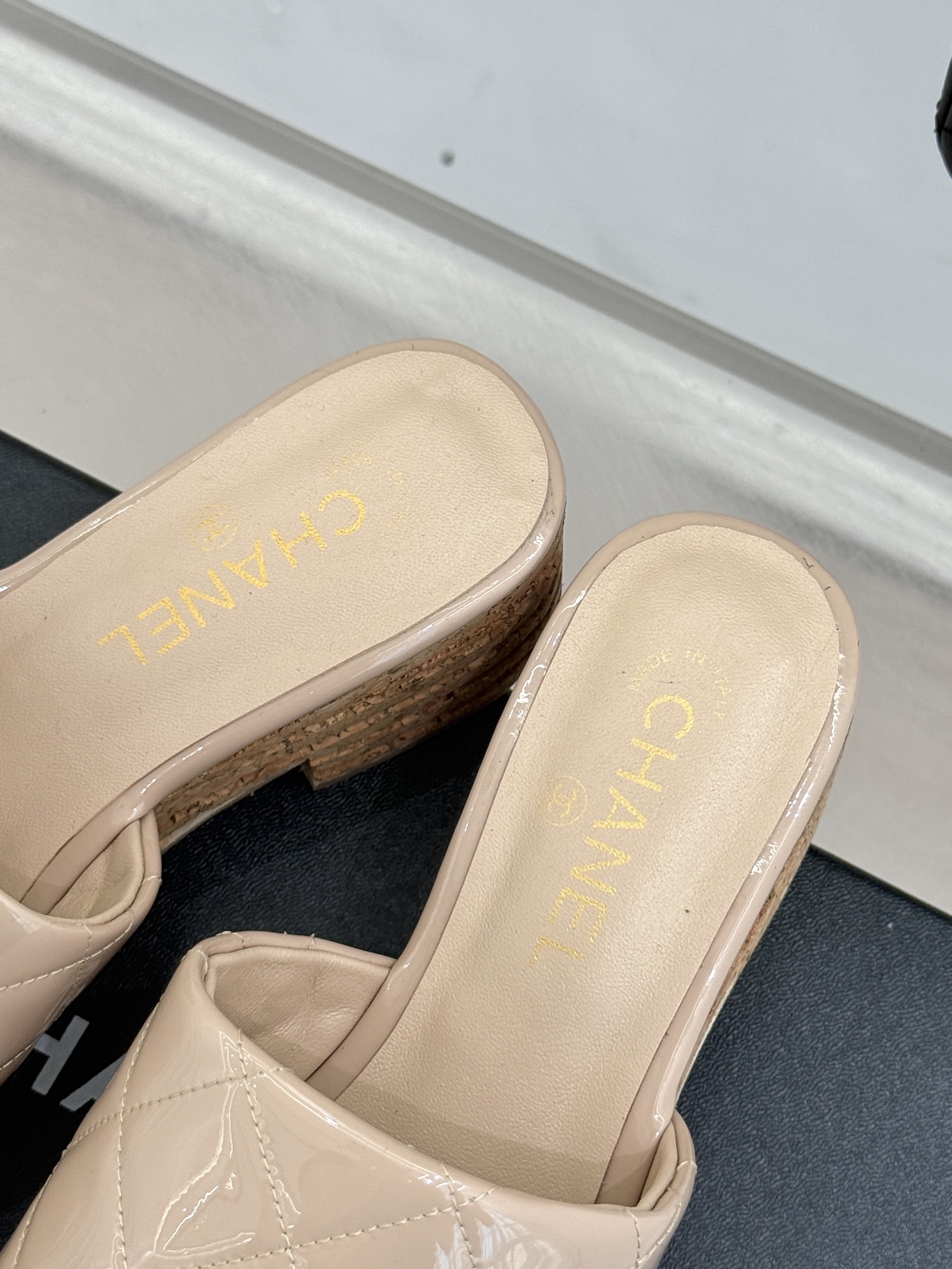 
CHANE* ｜小香25。春夏新品
麻绳菱格厚底坡跟凉鞋
经典菱格搭配木底元素 彰显高级
厚底在拉长腿