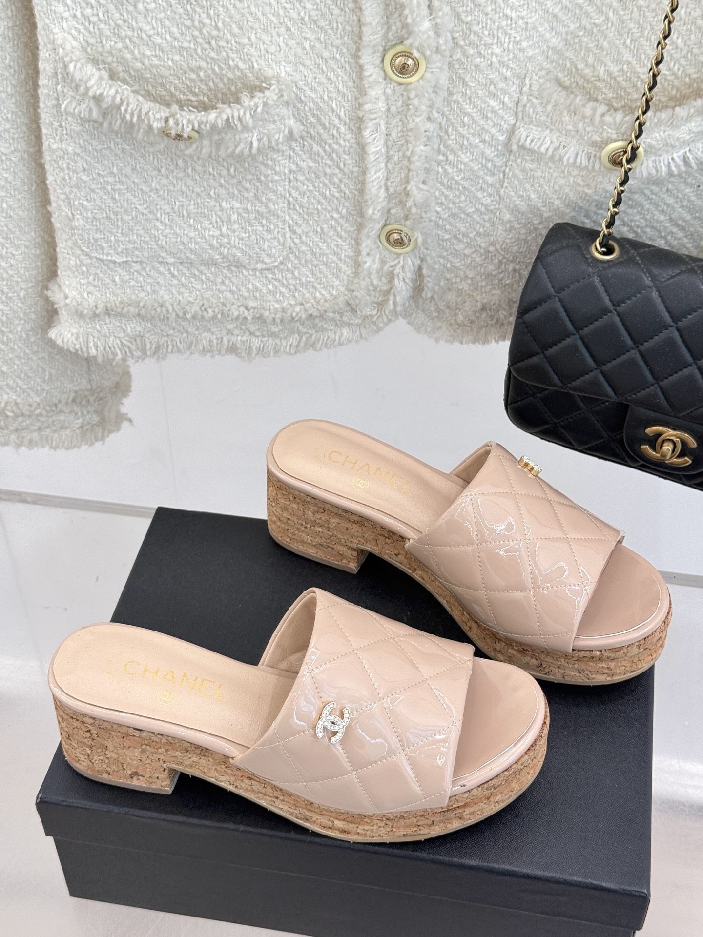 
CHANE* ｜小香25。春夏新品
麻绳菱格厚底坡跟凉鞋
经典菱格搭配木底元素 彰显高级
厚底在拉长腿