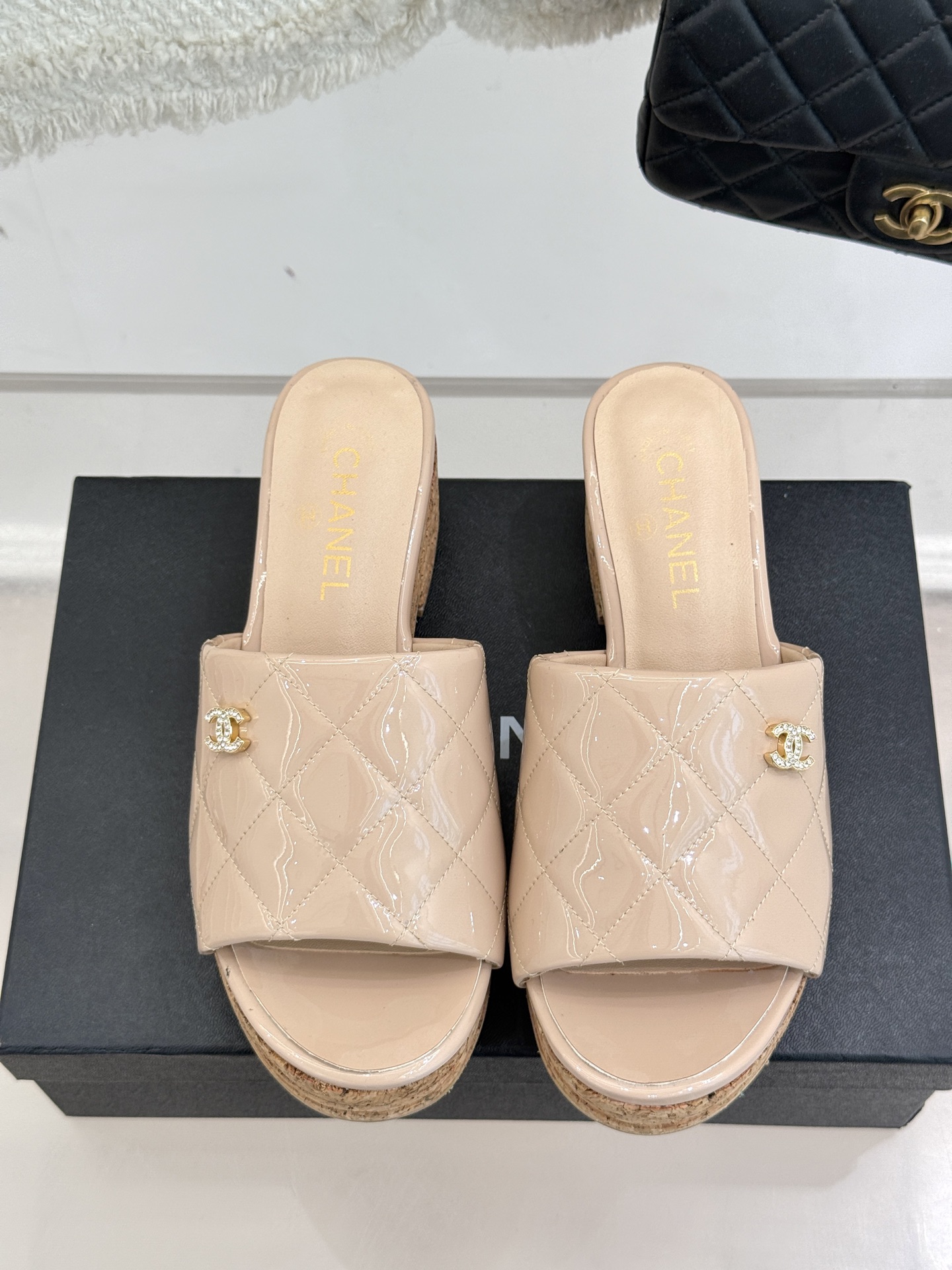 
CHANE* ｜小香25。春夏新品
麻绳菱格厚底坡跟凉鞋
经典菱格搭配木底元素 彰显高级
厚底在拉长腿