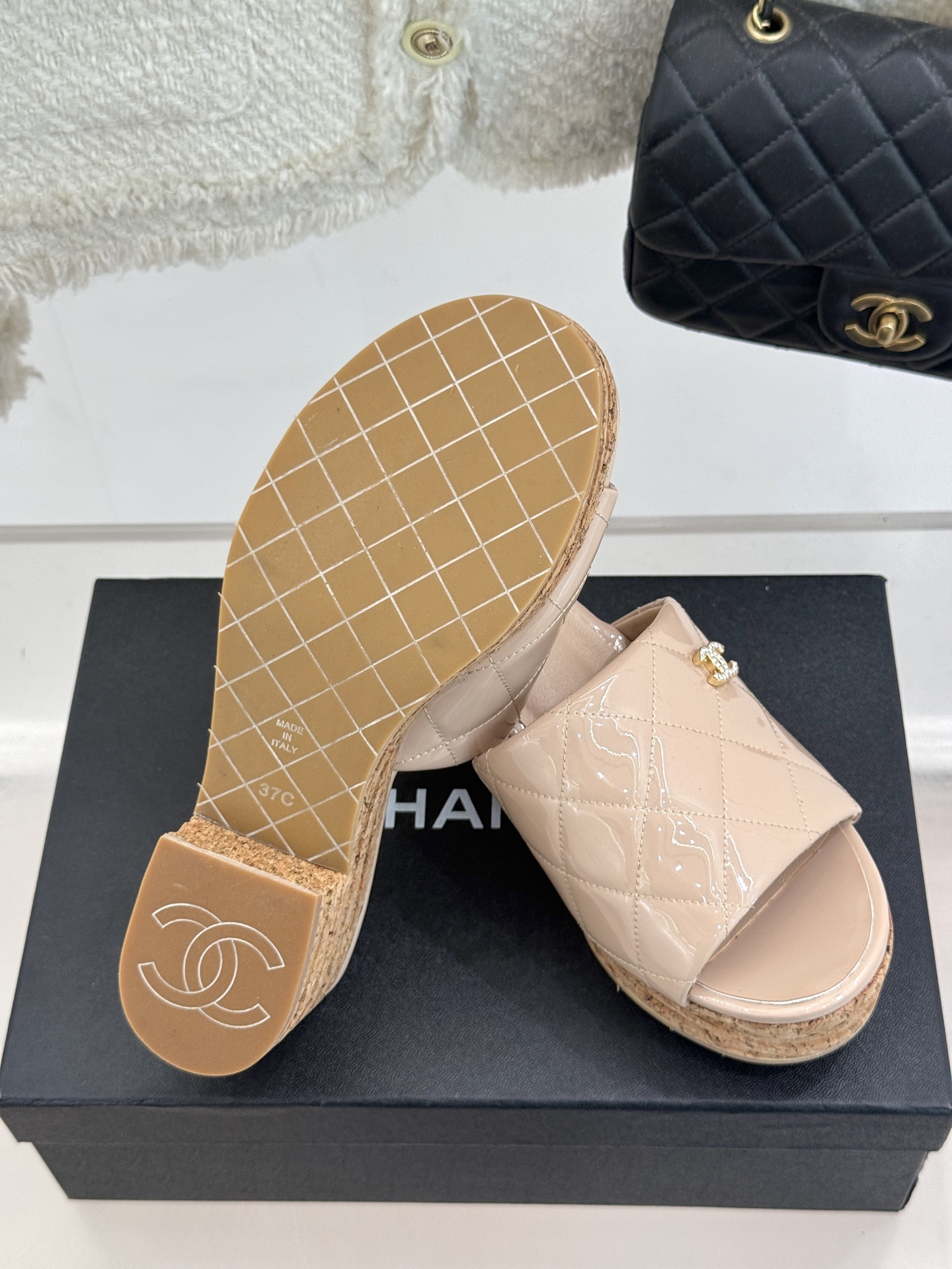 
CHANE* ｜小香25。春夏新品
麻绳菱格厚底坡跟凉鞋
经典菱格搭配木底元素 彰显高级
厚底在拉长腿