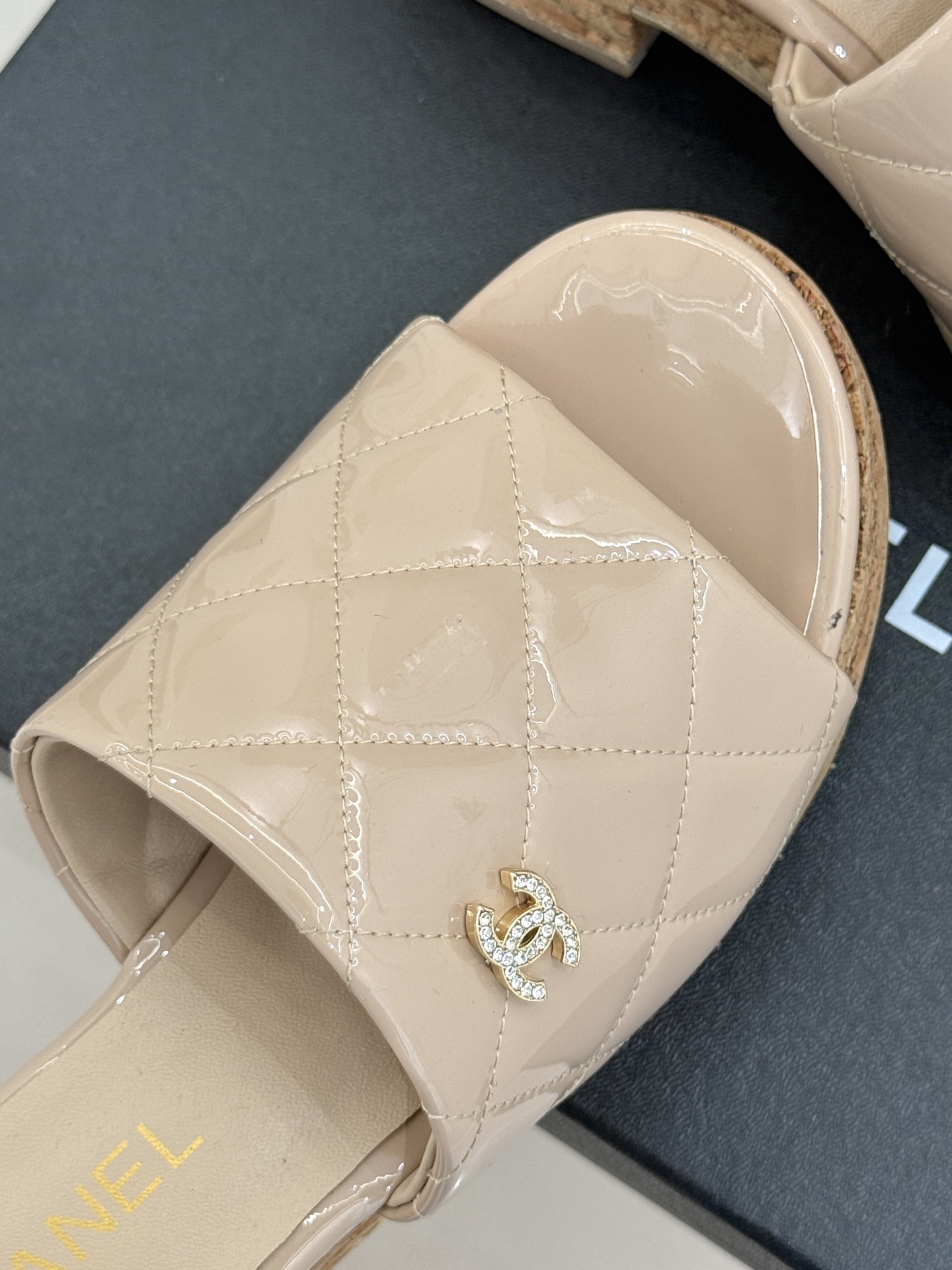 
CHANE* ｜小香25。春夏新品
麻绳菱格厚底坡跟凉鞋
经典菱格搭配木底元素 彰显高级
厚底在拉长腿