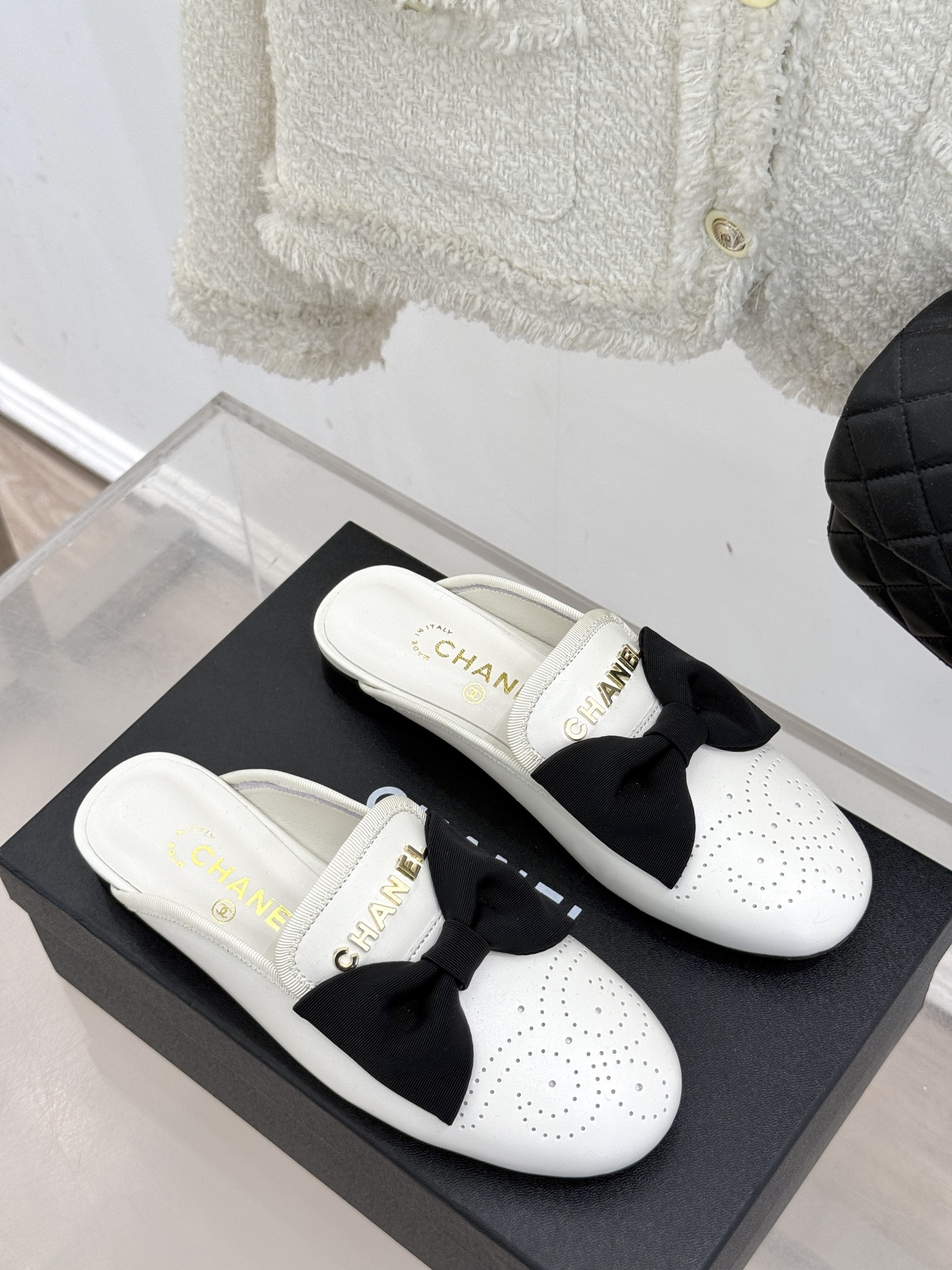 
CHANE*｜小香25。新品菱格
字母蝴蝶结双C半拖拖鞋
夏天一定要入的凉拖系列
鞋面采用进口小羊皮
