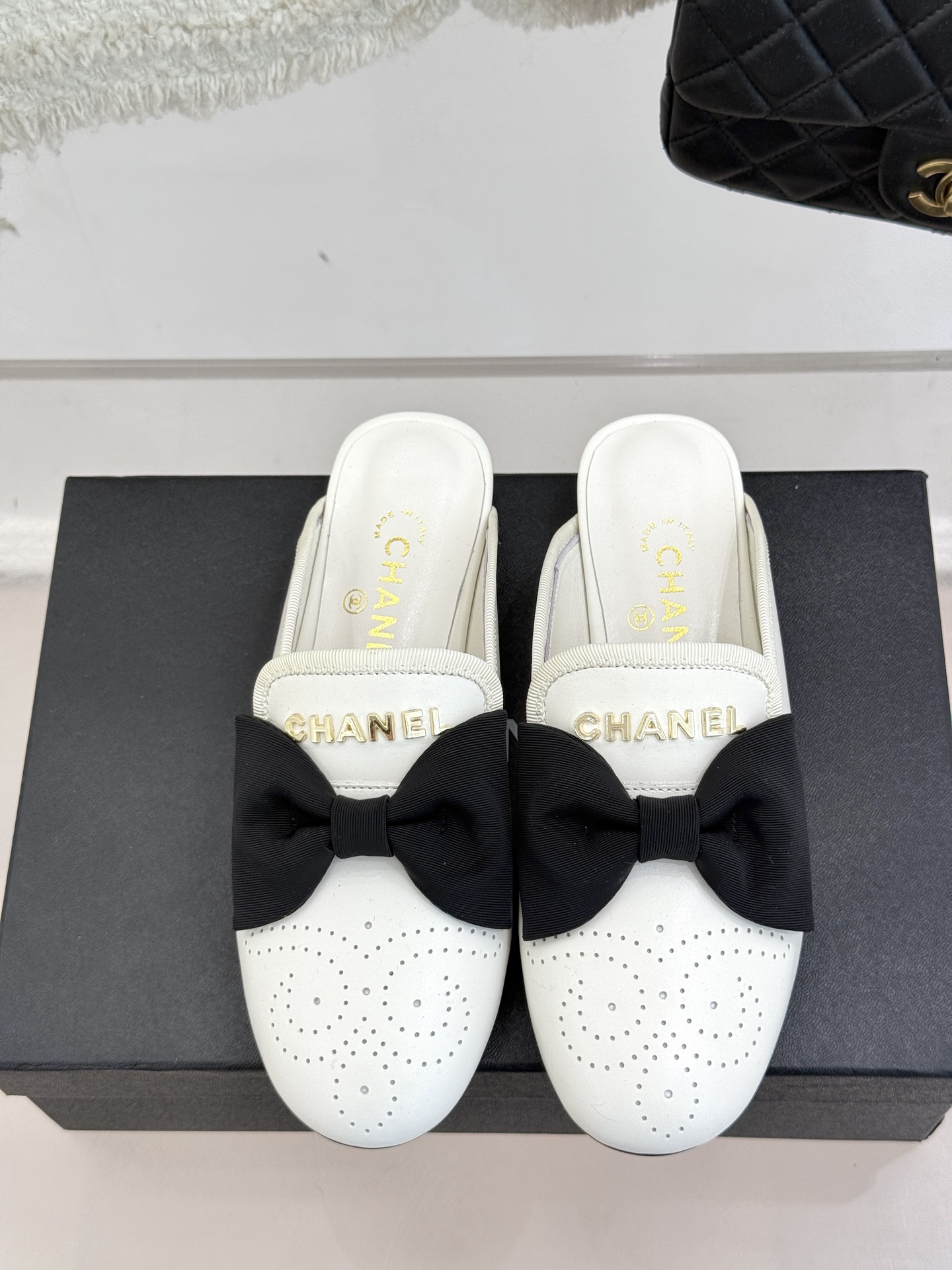 
CHANE*｜小香25。新品菱格
字母蝴蝶结双C半拖拖鞋
夏天一定要入的凉拖系列
鞋面采用进口小羊皮
