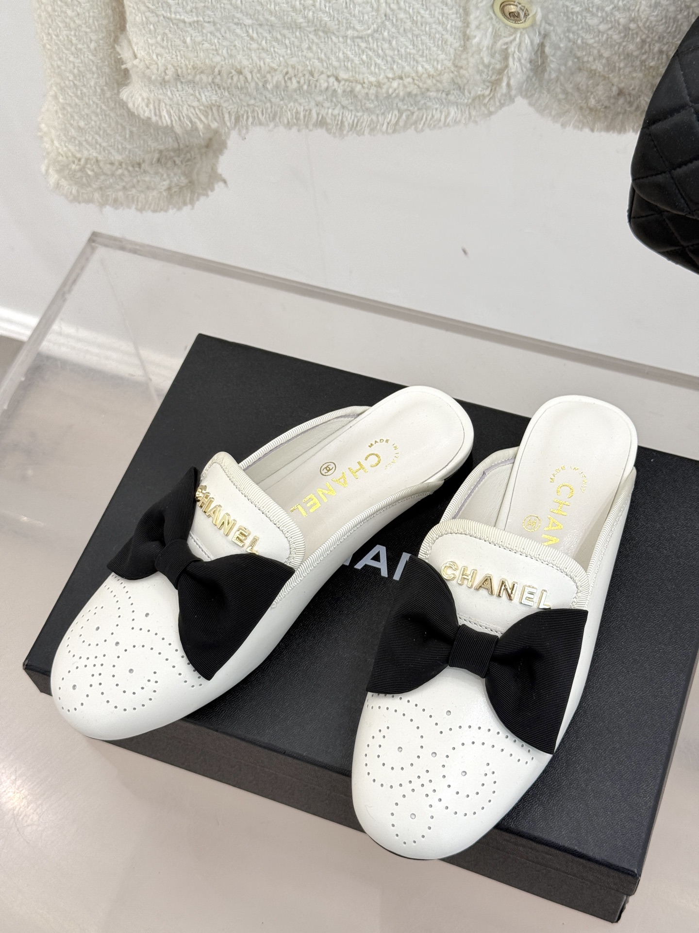 
CHANE*｜小香25。新品菱格
字母蝴蝶结双C半拖拖鞋
夏天一定要入的凉拖系列
鞋面采用进口小羊皮
