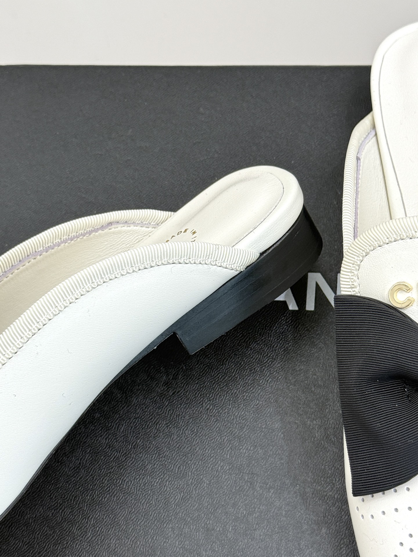 
CHANE*｜小香25。新品菱格
字母蝴蝶结双C半拖拖鞋
夏天一定要入的凉拖系列
鞋面采用进口小羊皮
