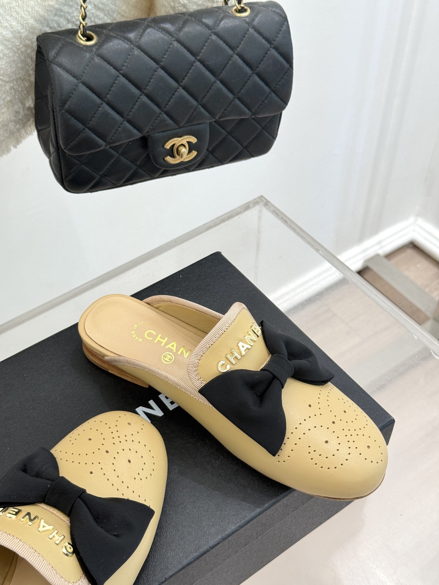 
CHANE*｜小香25。新品菱格
字母蝴蝶结双C半拖拖鞋
夏天一定要入的凉拖系列
鞋面采用进口小羊皮
