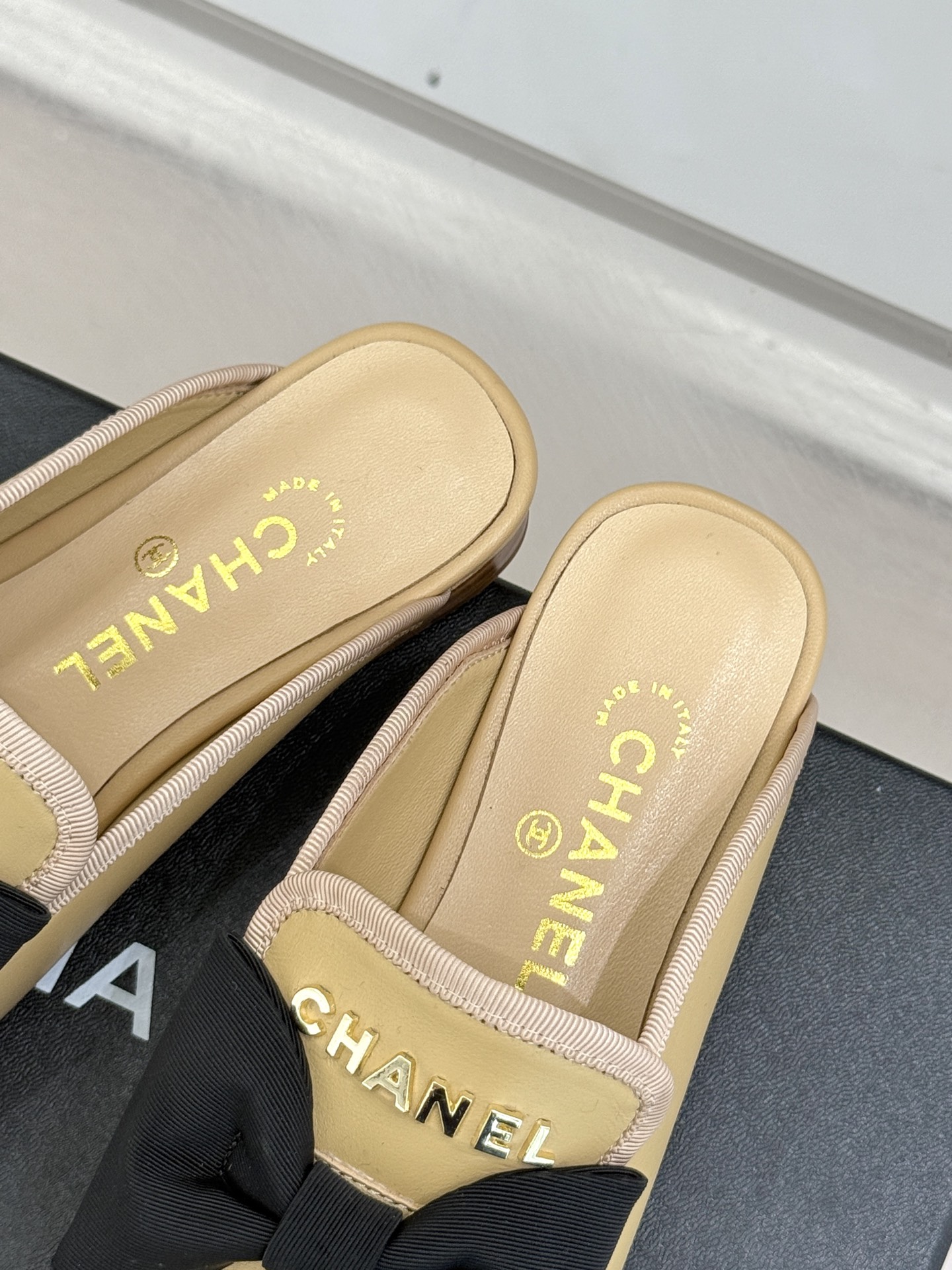 
CHANE*｜小香25。新品菱格
字母蝴蝶结双C半拖拖鞋
夏天一定要入的凉拖系列
鞋面采用进口小羊皮

