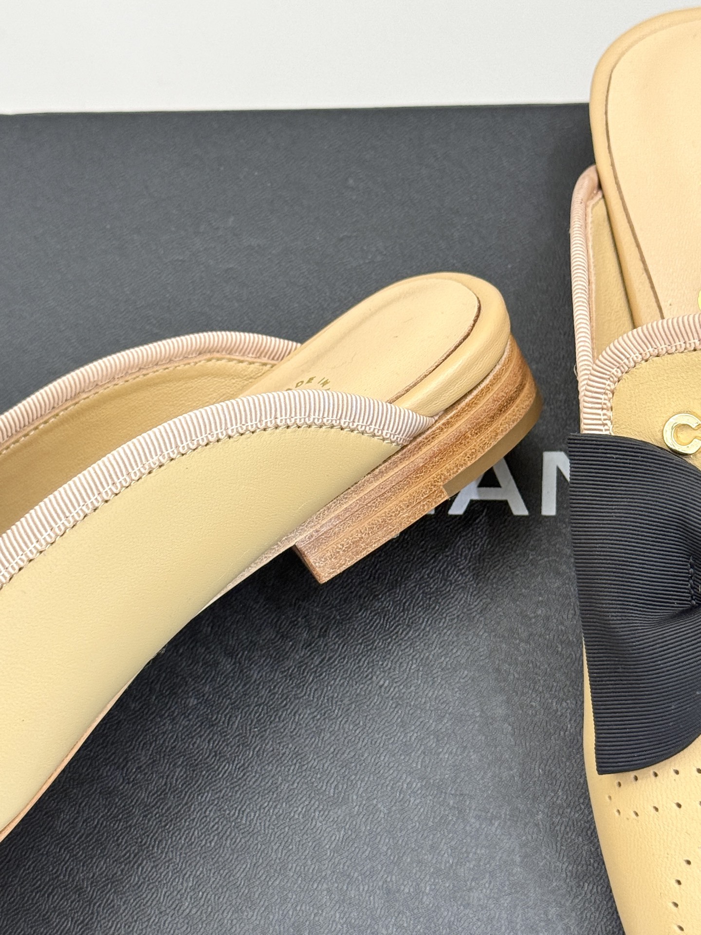 
CHANE*｜小香25。新品菱格
字母蝴蝶结双C半拖拖鞋
夏天一定要入的凉拖系列
鞋面采用进口小羊皮
