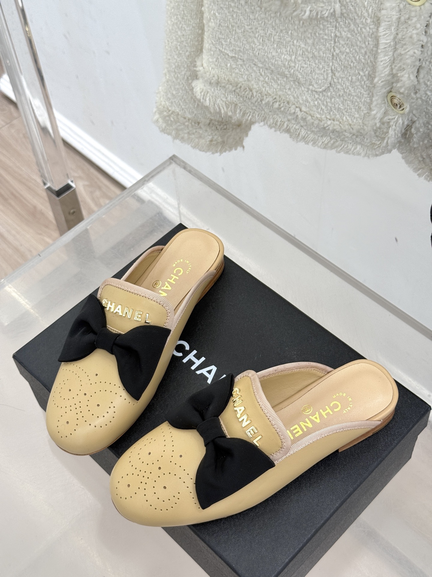 
CHANE*｜小香25。新品菱格
字母蝴蝶结双C半拖拖鞋
夏天一定要入的凉拖系列
鞋面采用进口小羊皮
