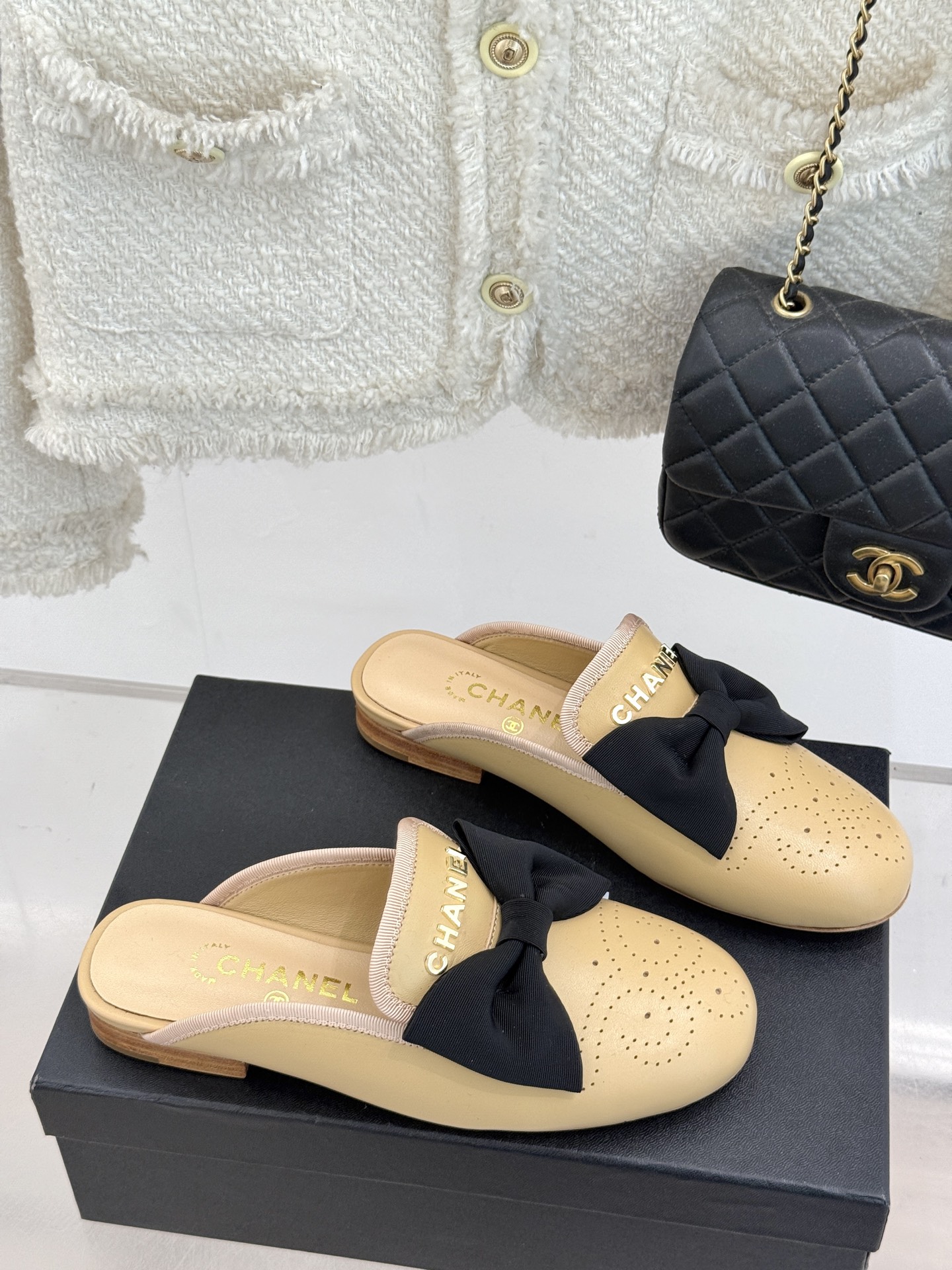 
CHANE*｜小香25。新品菱格
字母蝴蝶结双C半拖拖鞋
夏天一定要入的凉拖系列
鞋面采用进口小羊皮
