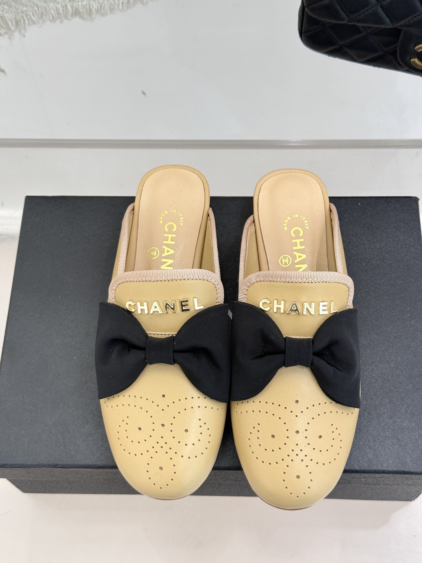 
CHANE*｜小香25。新品菱格
字母蝴蝶结双C半拖拖鞋
夏天一定要入的凉拖系列
鞋面采用进口小羊皮
