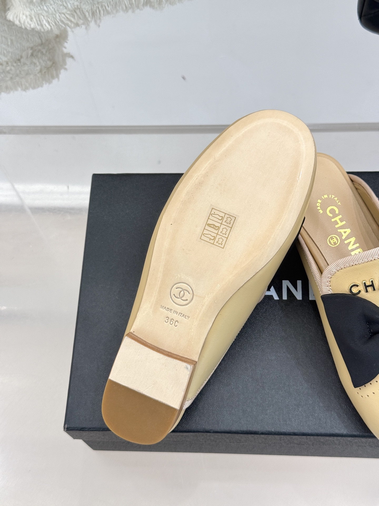 
CHANE*｜小香25。新品菱格
字母蝴蝶结双C半拖拖鞋
夏天一定要入的凉拖系列
鞋面采用进口小羊皮
