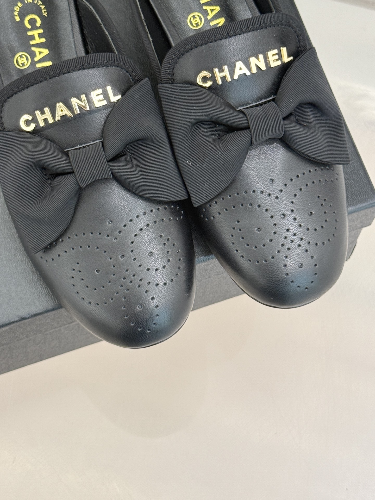 
CHANE*｜小香25。新品菱格
字母蝴蝶结双C半拖拖鞋
夏天一定要入的凉拖系列
鞋面采用进口小羊皮
