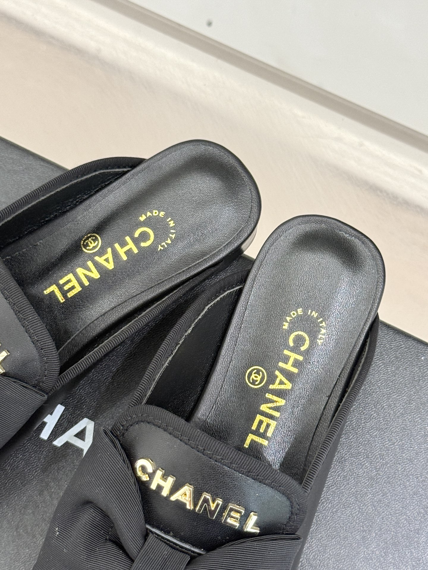 
CHANE*｜小香25。新品菱格
字母蝴蝶结双C半拖拖鞋
夏天一定要入的凉拖系列
鞋面采用进口小羊皮
