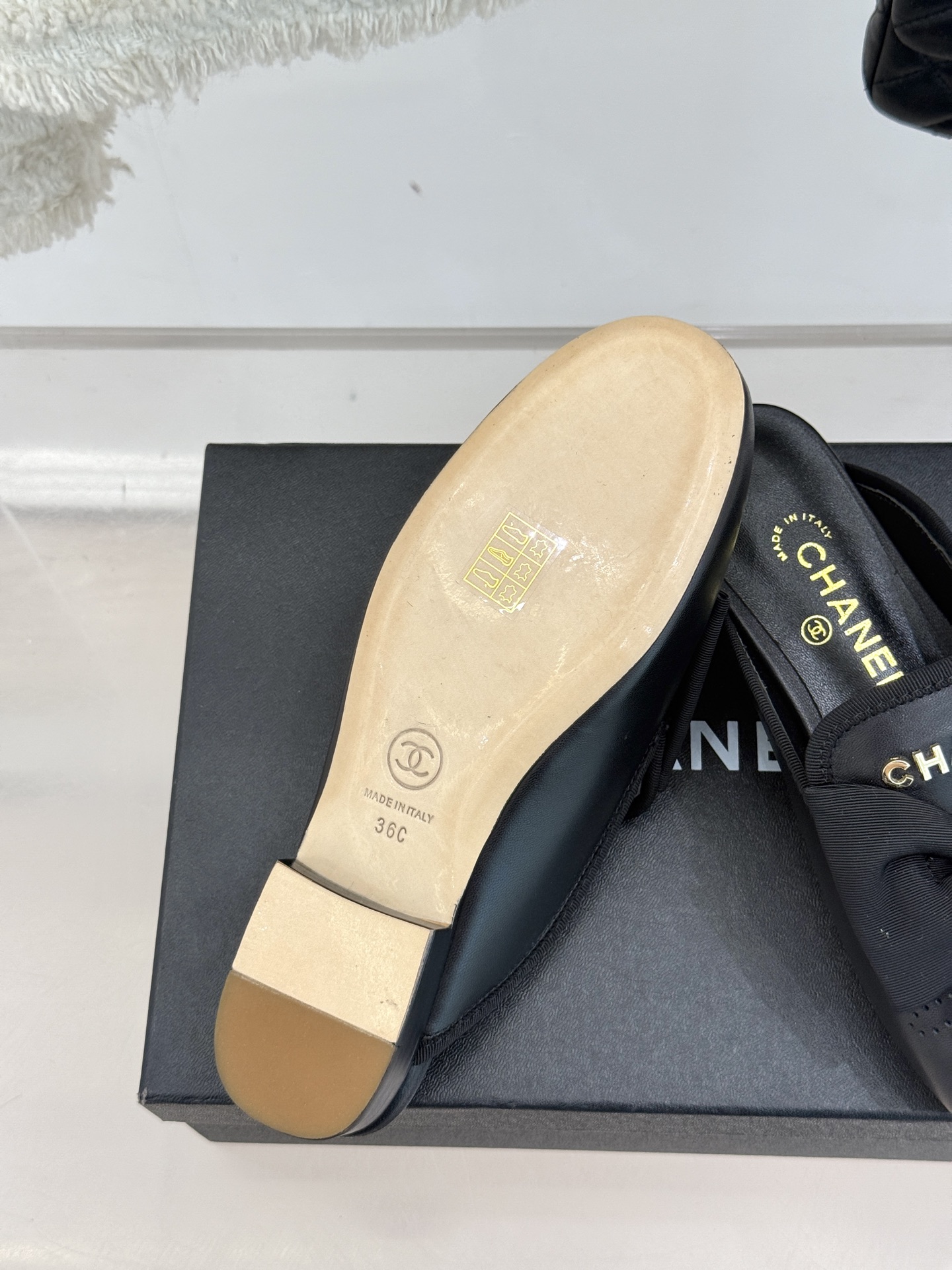 
CHANE*｜小香25。新品菱格
字母蝴蝶结双C半拖拖鞋
夏天一定要入的凉拖系列
鞋面采用进口小羊皮

