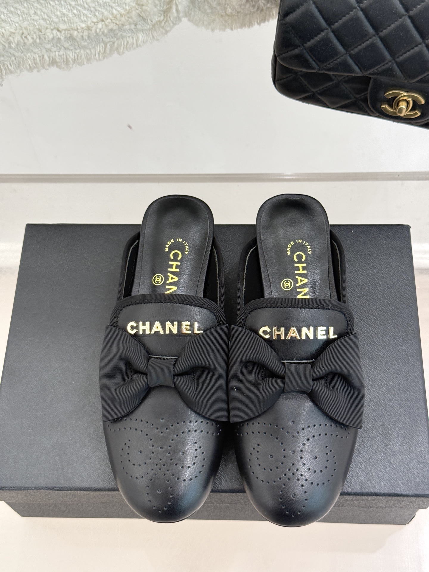 
CHANE*｜小香25。新品菱格
字母蝴蝶结双C半拖拖鞋
夏天一定要入的凉拖系列
鞋面采用进口小羊皮
