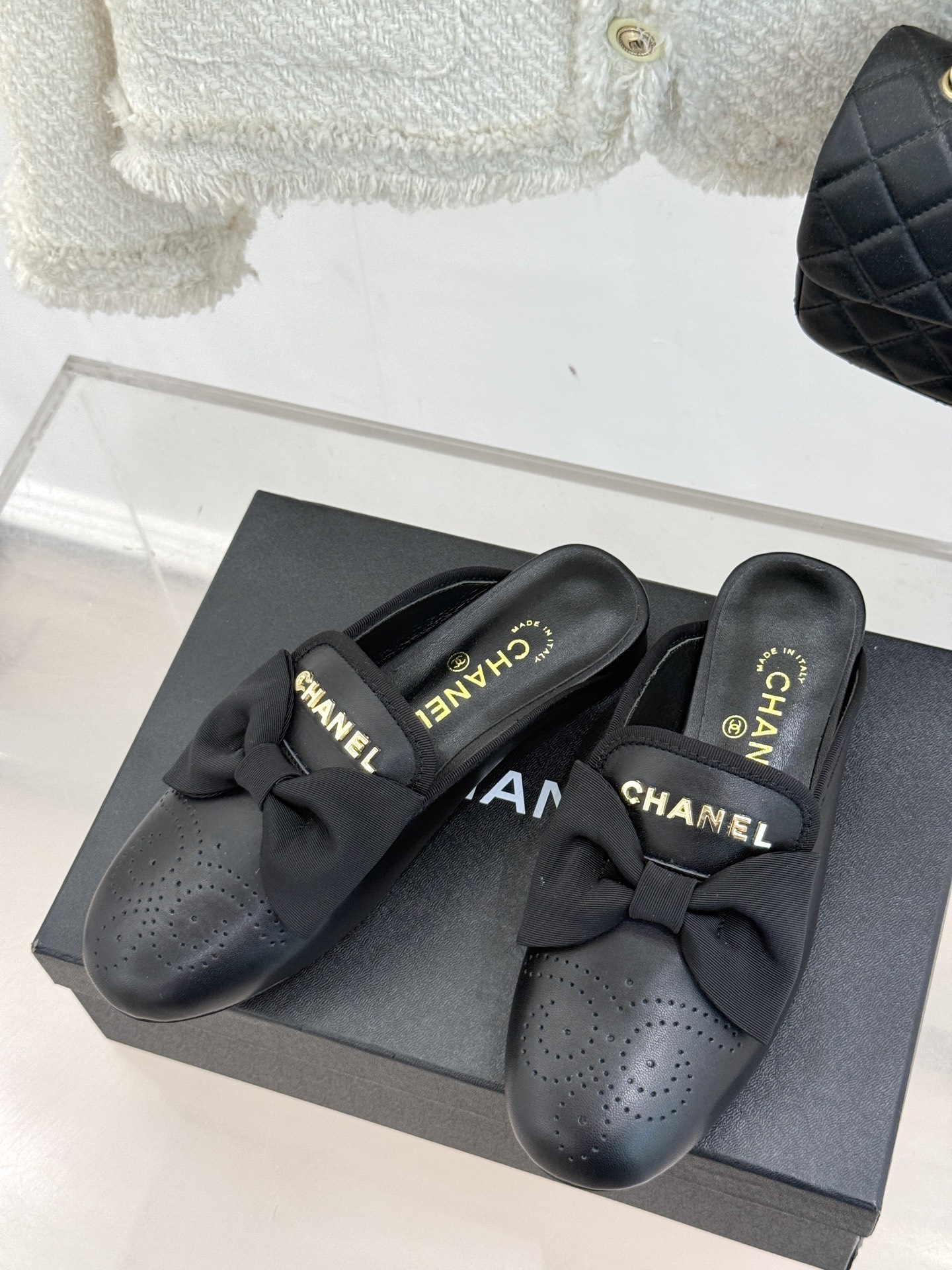 
CHANE*｜小香25。新品菱格
字母蝴蝶结双C半拖拖鞋
夏天一定要入的凉拖系列
鞋面采用进口小羊皮
