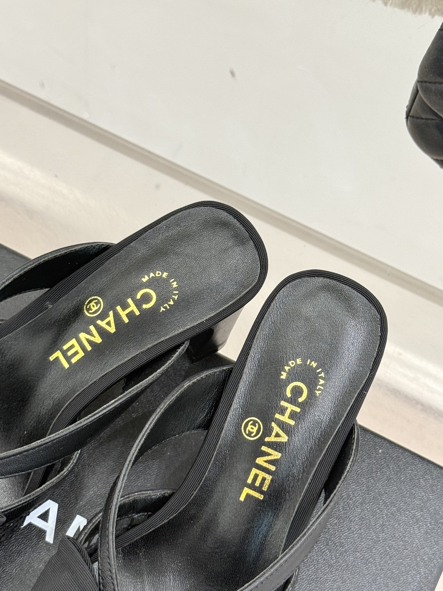 
CHANE*｜小香25C早春新品蝴蝶结
粗跟拖鞋
真的强烈推荐‼️这一系列真的太美了‼️
蝴蝶结设计👡