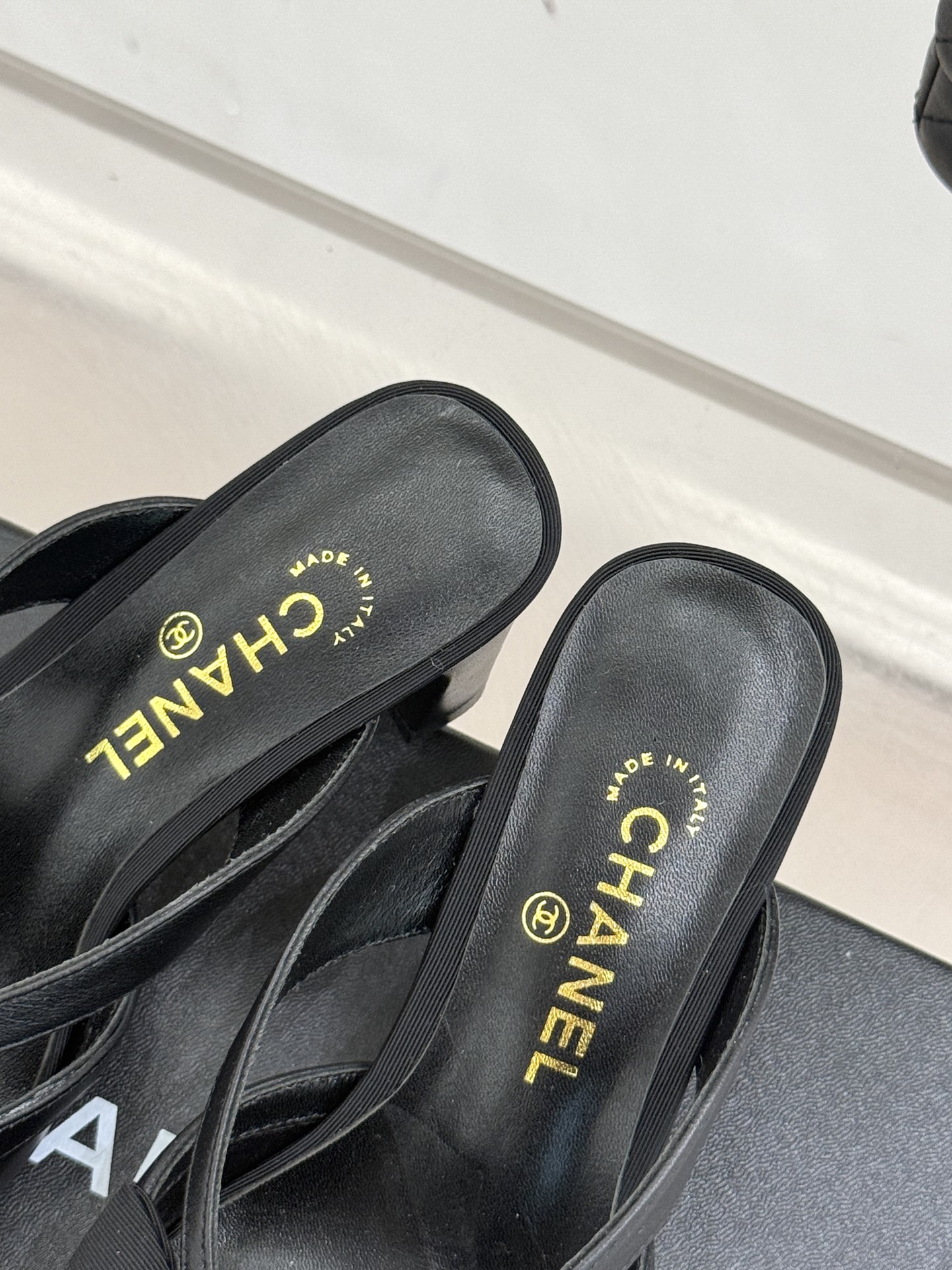 
CHANE*｜小香25C早春新品蝴蝶结
粗跟拖鞋
真的强烈推荐‼️这一系列真的太美了‼️
蝴蝶结设计👡