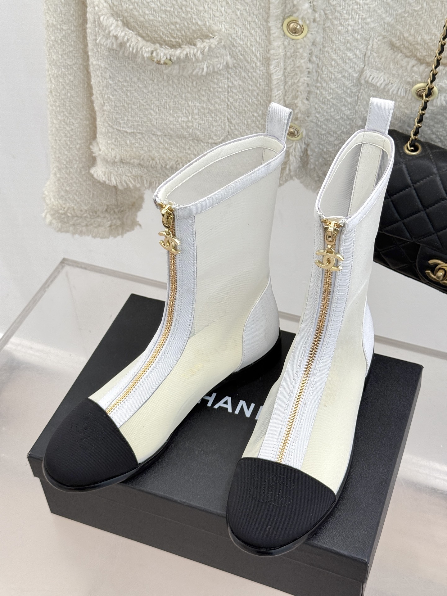
CHANE*｜小香经典春夏新品
蕾丝系列双C粗跟短靴
这一季的网纱蕾丝美得让人窒息！
蕾丝给人以一种很