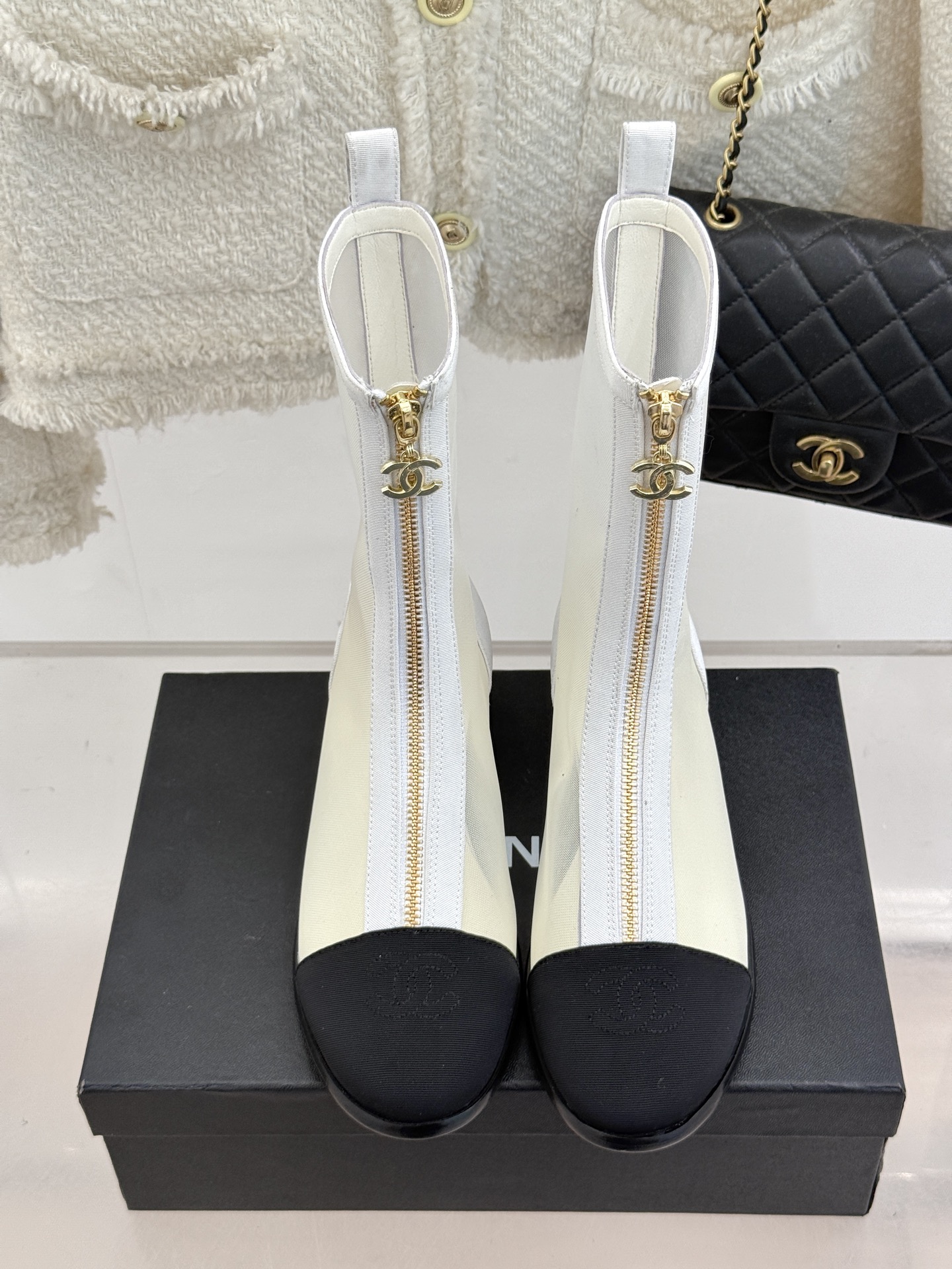
CHANE*｜小香经典春夏新品
蕾丝系列双C粗跟短靴
这一季的网纱蕾丝美得让人窒息！
蕾丝给人以一种很