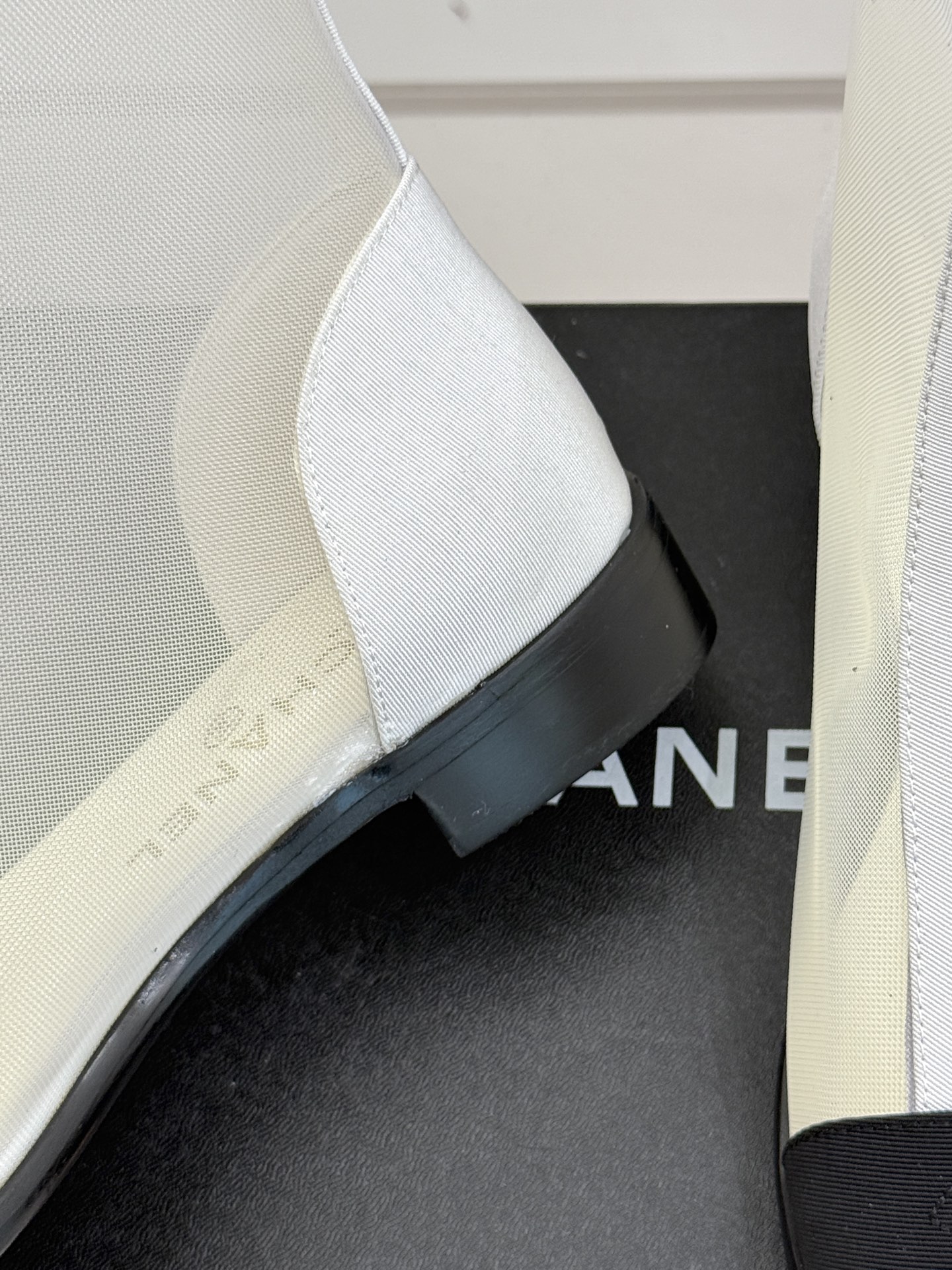 
CHANE*｜小香经典春夏新品
蕾丝系列双C粗跟短靴
这一季的网纱蕾丝美得让人窒息！
蕾丝给人以一种很