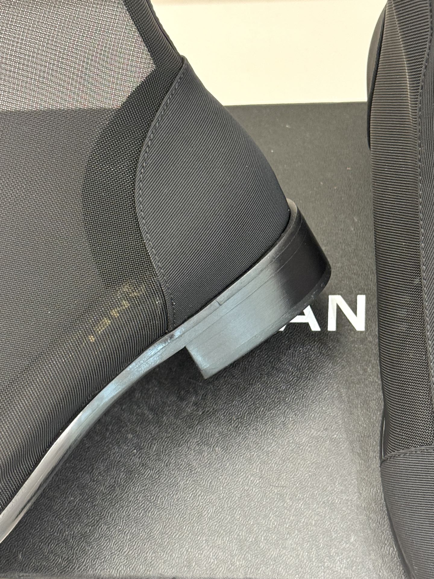 
CHANE*｜小香经典春夏新品
蕾丝系列双C粗跟短靴
这一季的网纱蕾丝美得让人窒息！
蕾丝给人以一种很