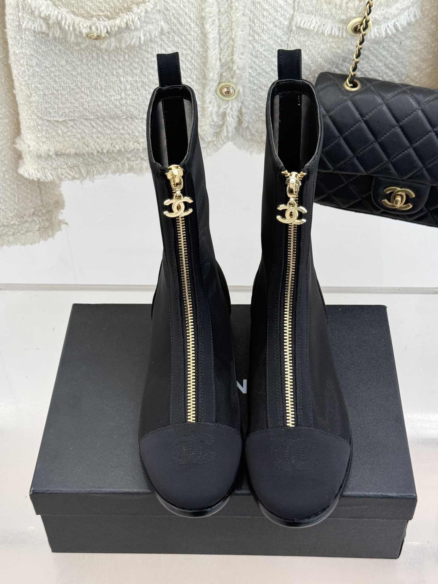 
CHANE*｜小香经典春夏新品
蕾丝系列双C粗跟短靴
这一季的网纱蕾丝美得让人窒息！
蕾丝给人以一种很
