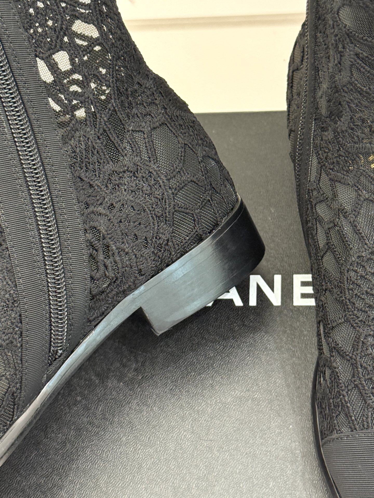 
CHANE*｜小香经典春夏新品
蕾丝系列双C粗跟短靴
这一季的网纱蕾丝美得让人窒息！
蕾丝给人以一种很