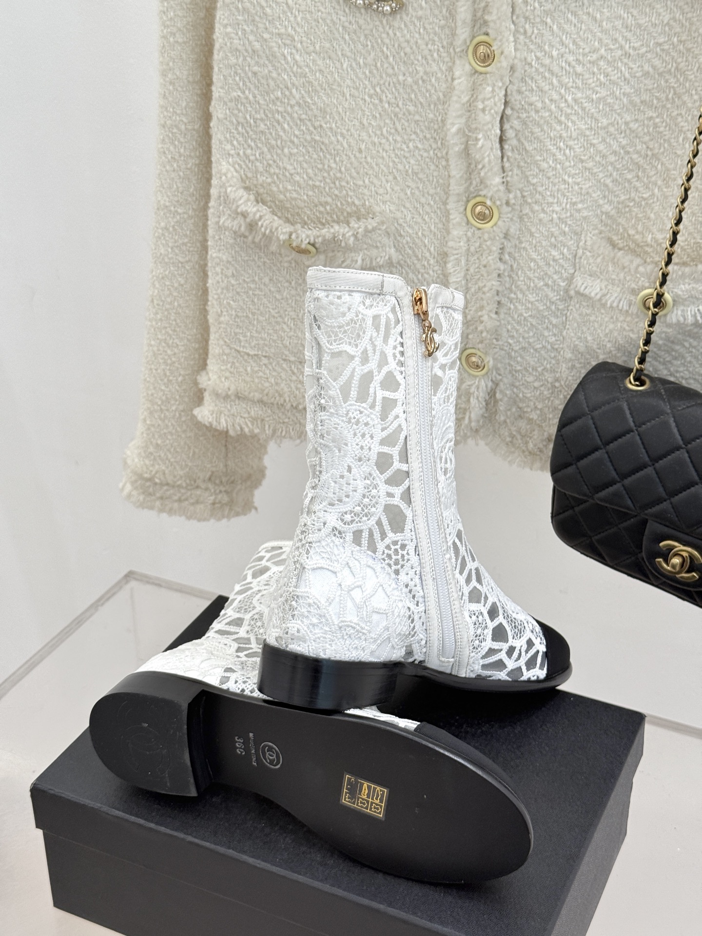 
CHANE*｜小香经典春夏新品
蕾丝系列双C粗跟短靴
这一季的网纱蕾丝美得让人窒息！
蕾丝给人以一种很