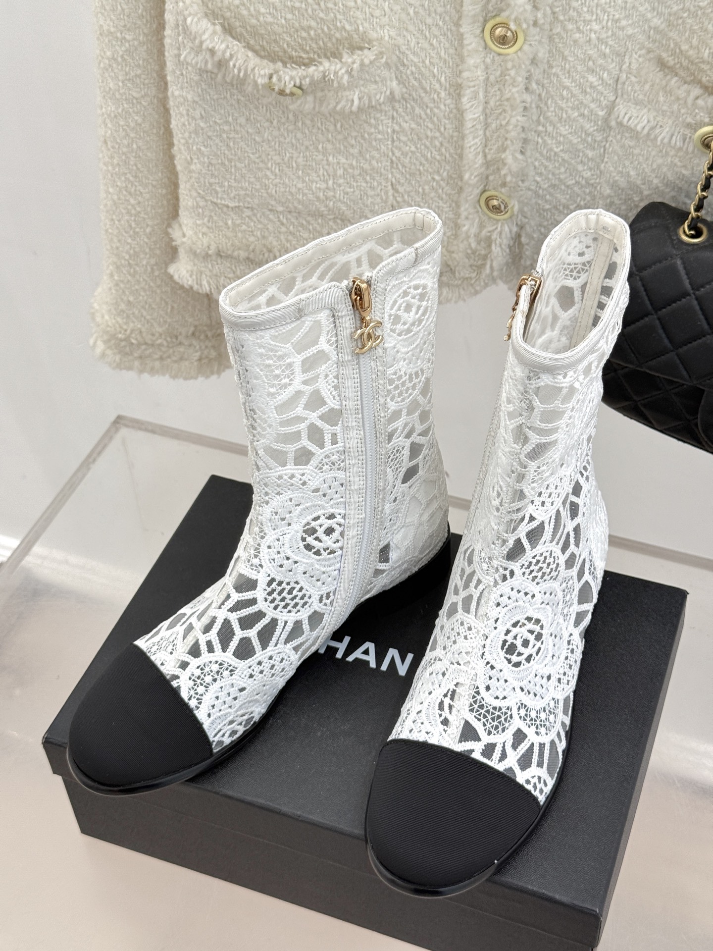 
CHANE*｜小香经典春夏新品
蕾丝系列双C粗跟短靴
这一季的网纱蕾丝美得让人窒息！
蕾丝给人以一种很