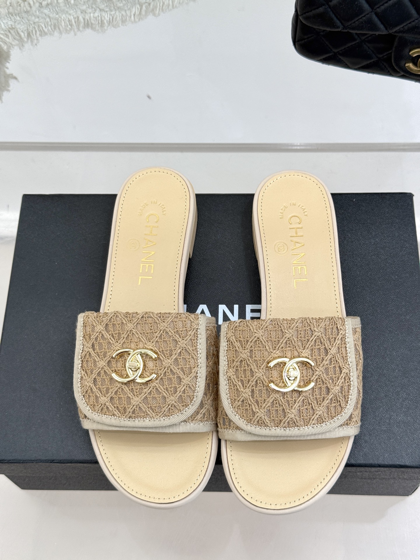 
CHANE*｜小香经典春夏翻盖
书包扣针织拖鞋
经典永不过时 简约大气
针织搭配翻盖式书包锁扣设计～
