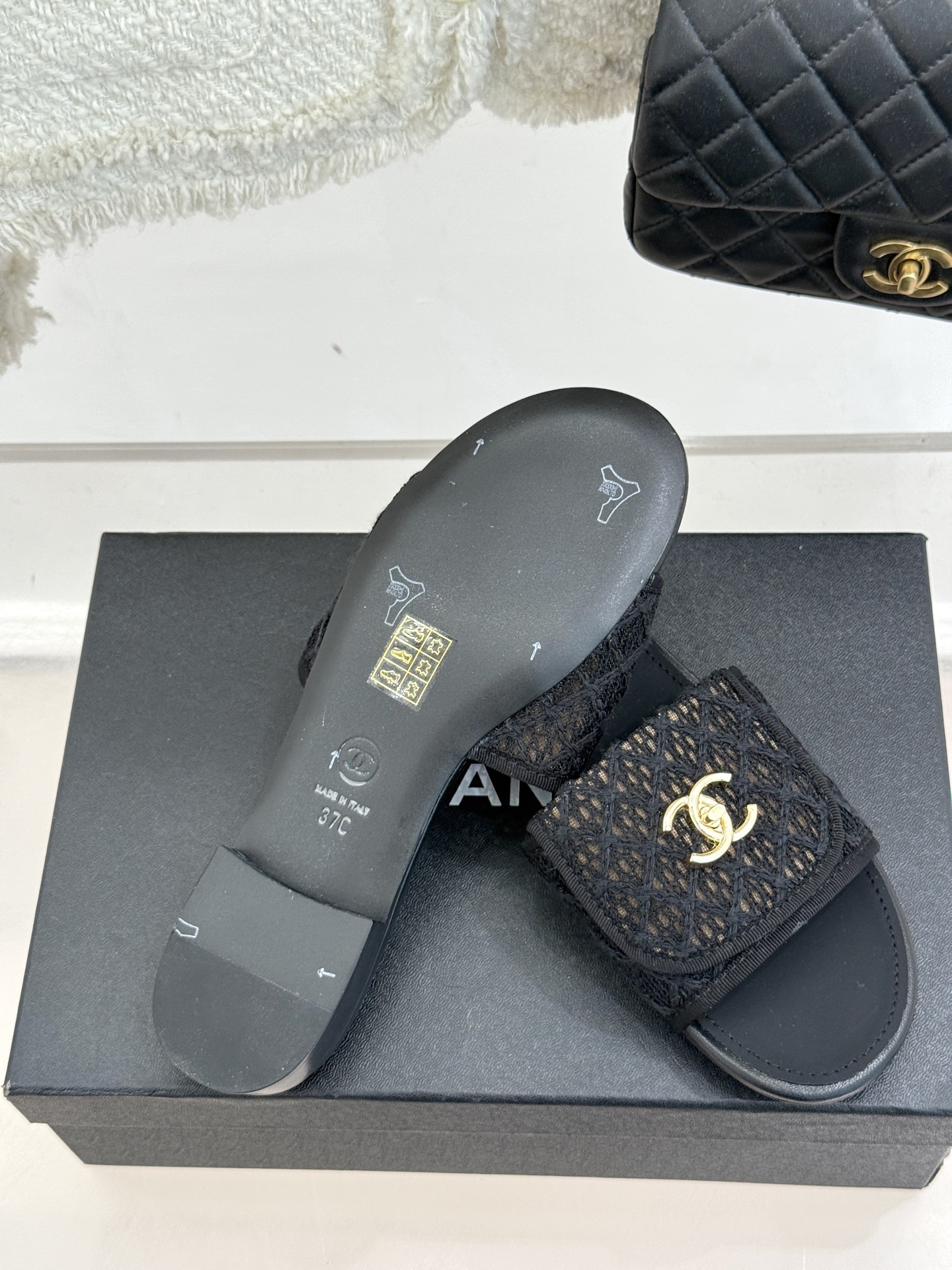 
CHANE*｜小香经典春夏翻盖
书包扣针织拖鞋
经典永不过时 简约大气
针织搭配翻盖式书包锁扣设计～
