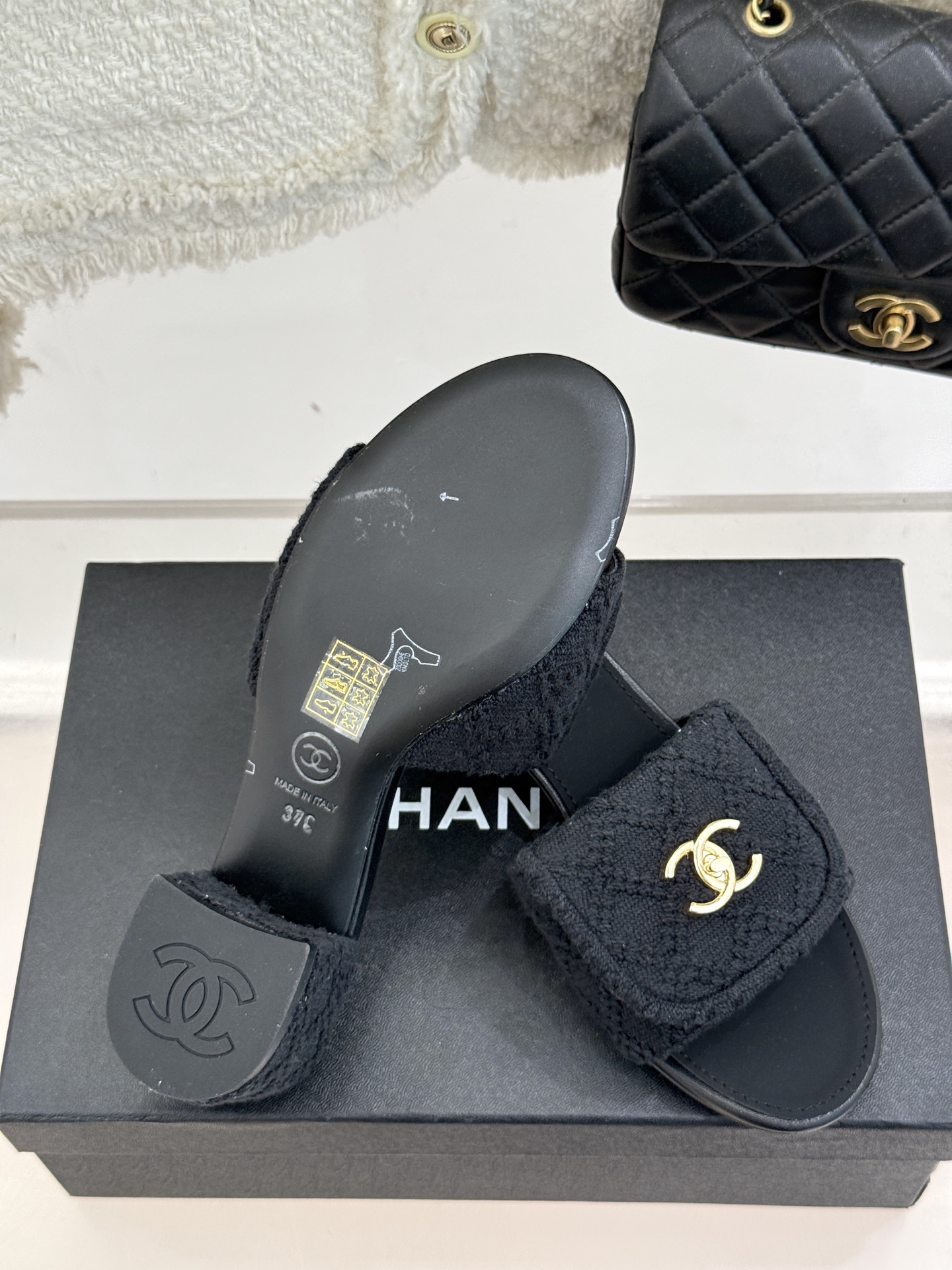 
CHANE*｜小香经典春夏翻盖
书包扣针织拖鞋
经典永不过时 简约大气
针织搭配翻盖式书包锁扣设计～
