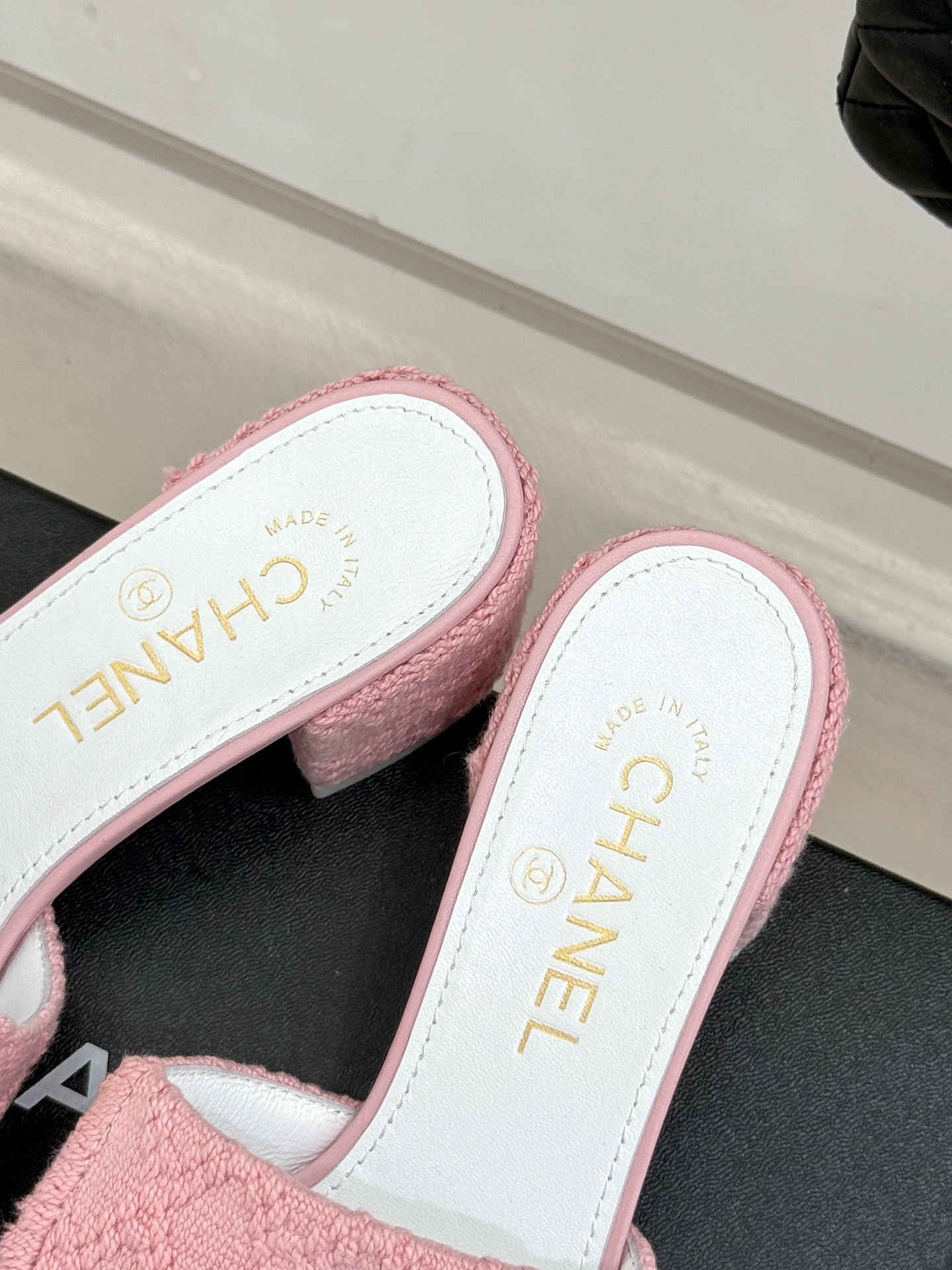 
CHANE*｜小香经典春夏翻盖
书包扣针织拖鞋
经典永不过时 简约大气
针织搭配翻盖式书包锁扣设计～
