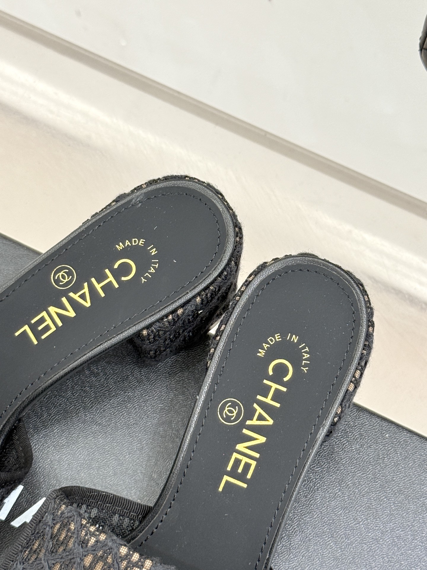 
CHANE*｜小香经典春夏翻盖
书包扣针织拖鞋
经典永不过时 简约大气
针织搭配翻盖式书包锁扣设计～
