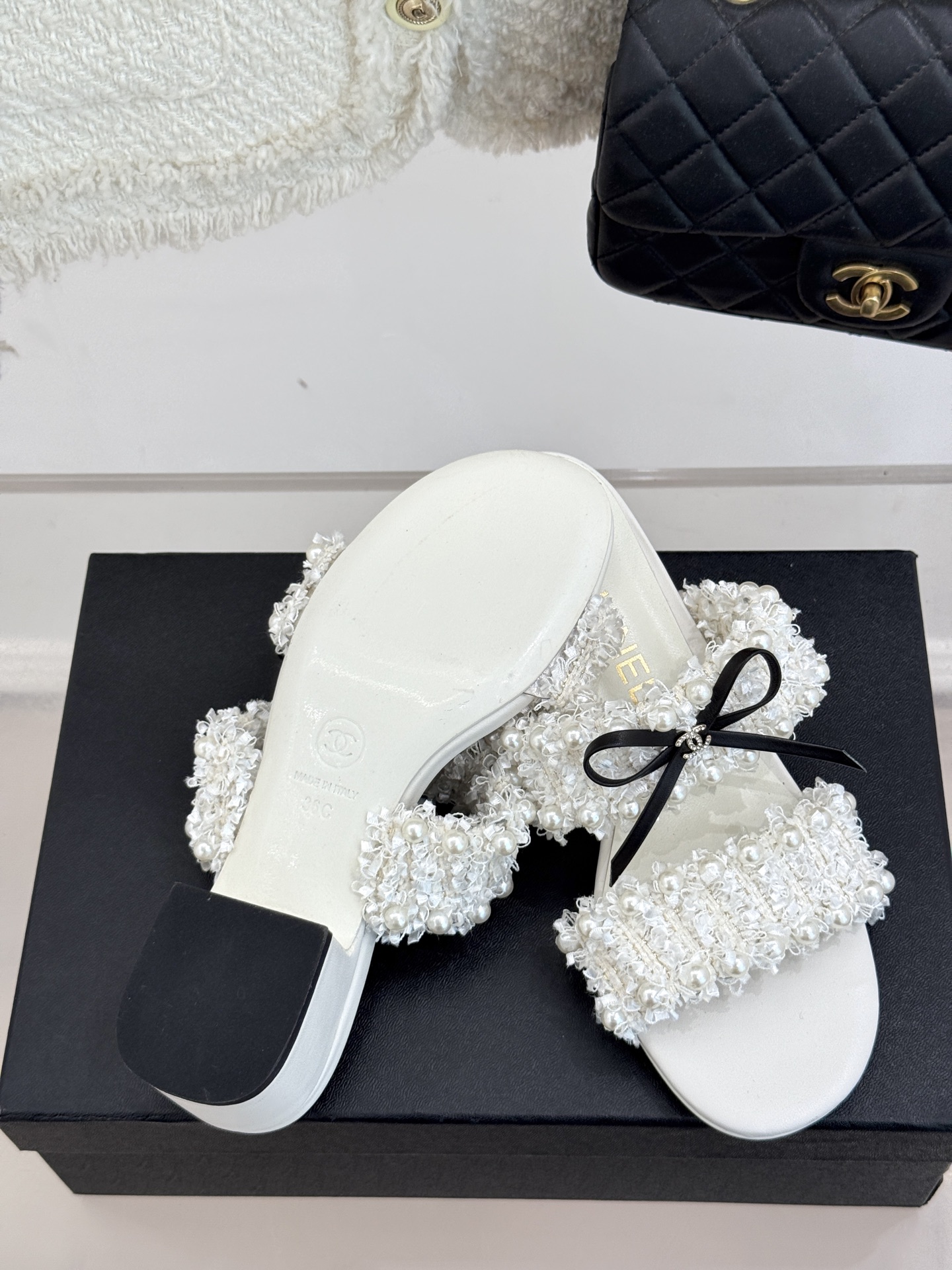 
CHANE*｜小香25C早春新品
双C蝴蝶结珍珠高跟拖鞋
对它一见钟情 不夸张哦～
知道你们一定会喜欢