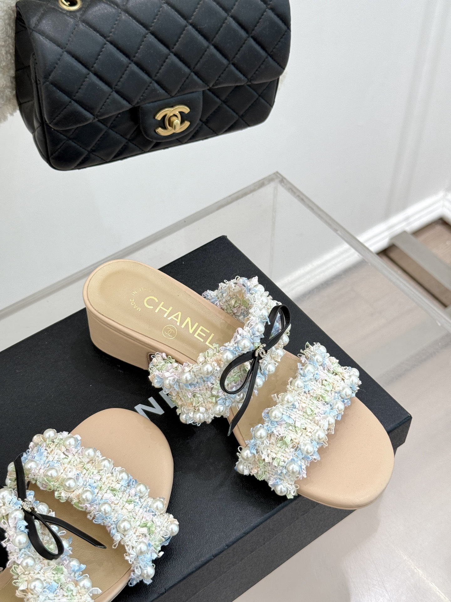 
CHANE*｜小香25C早春新品
双C蝴蝶结珍珠高跟拖鞋
对它一见钟情 不夸张哦～
知道你们一定会喜欢