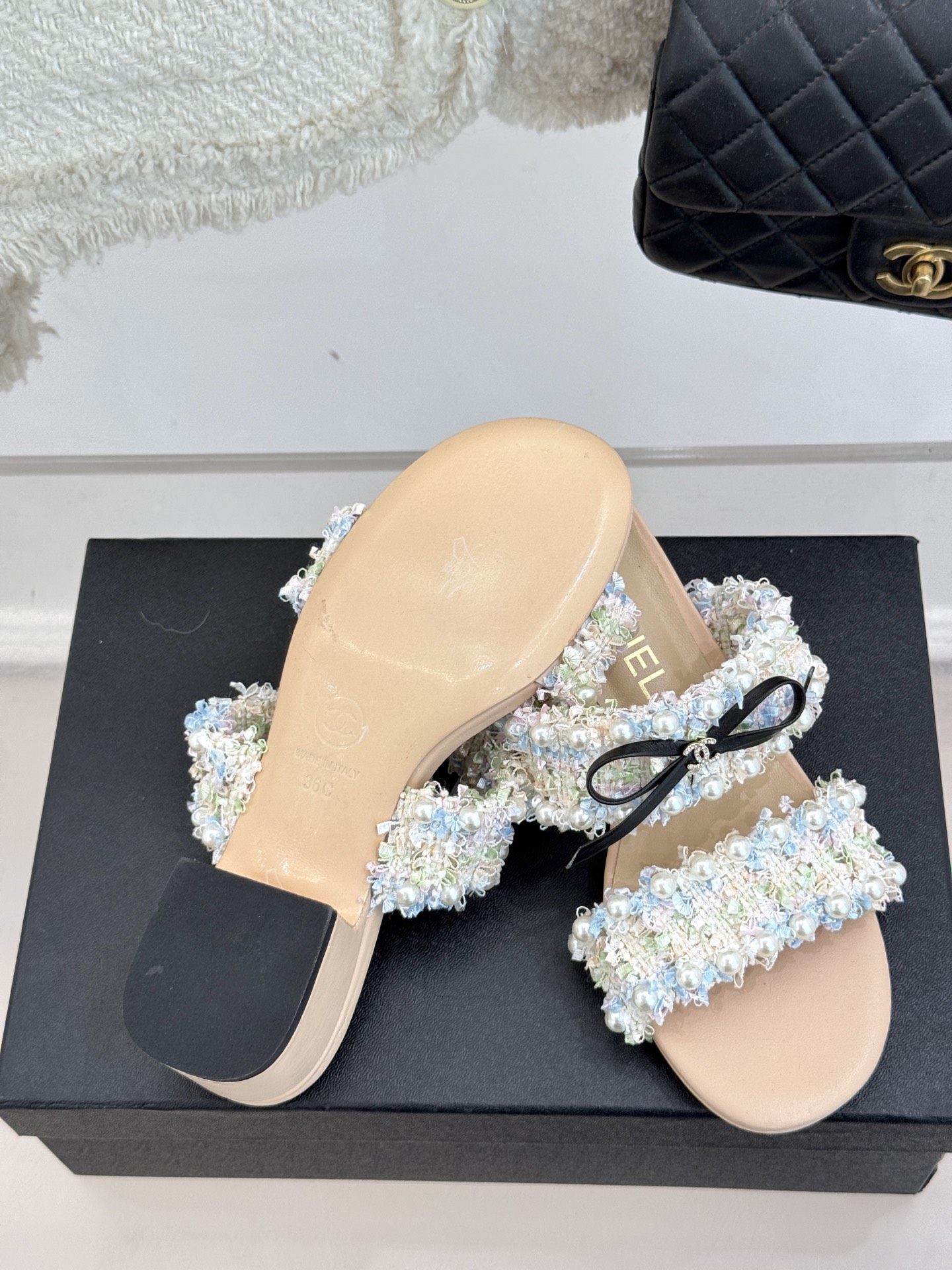 
CHANE*｜小香25C早春新品
双C蝴蝶结珍珠高跟拖鞋
对它一见钟情 不夸张哦～
知道你们一定会喜欢