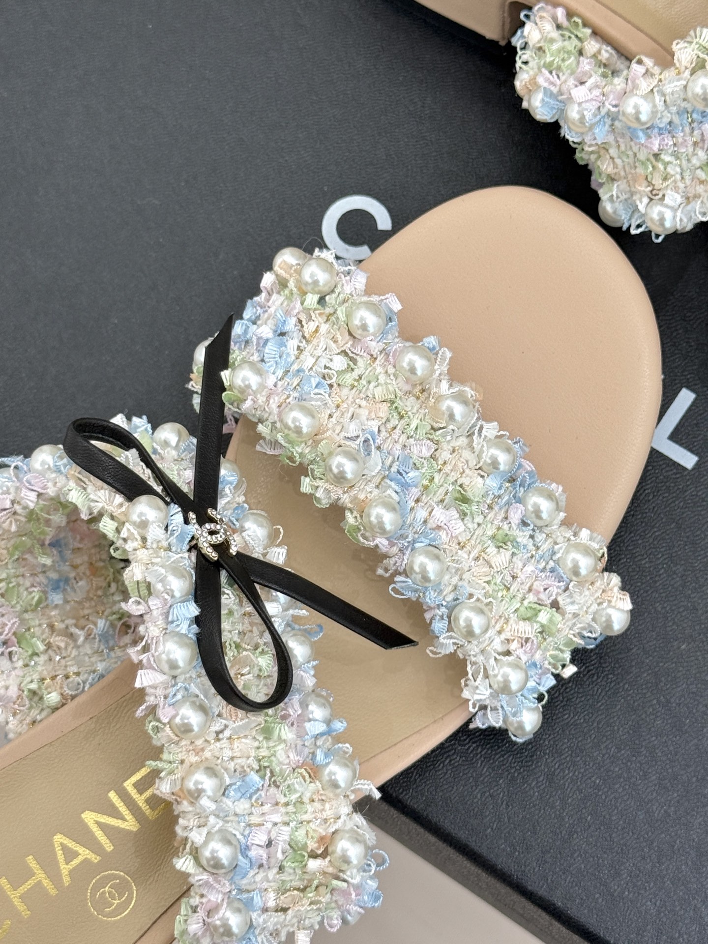 
CHANE*｜小香25C早春新品
双C蝴蝶结珍珠高跟拖鞋
对它一见钟情 不夸张哦～
知道你们一定会喜欢