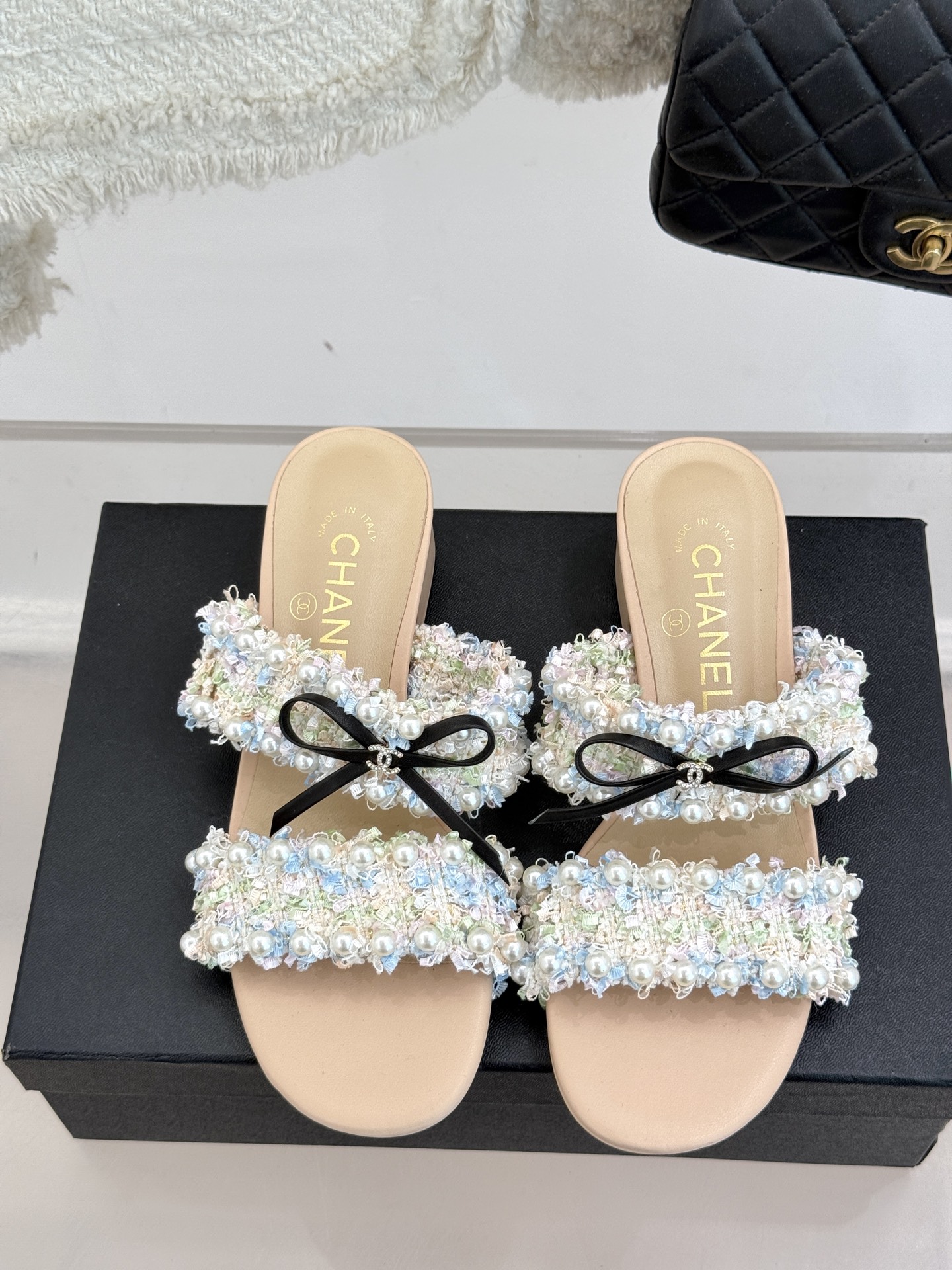 
CHANE*｜小香25C早春新品
双C蝴蝶结珍珠高跟拖鞋
对它一见钟情 不夸张哦～
知道你们一定会喜欢