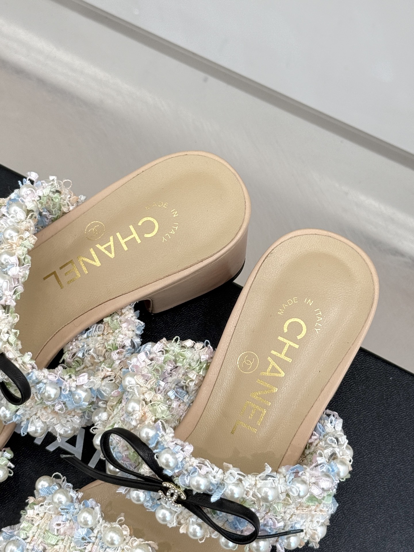 
CHANE*｜小香25C早春新品
双C蝴蝶结珍珠高跟拖鞋
对它一见钟情 不夸张哦～
知道你们一定会喜欢