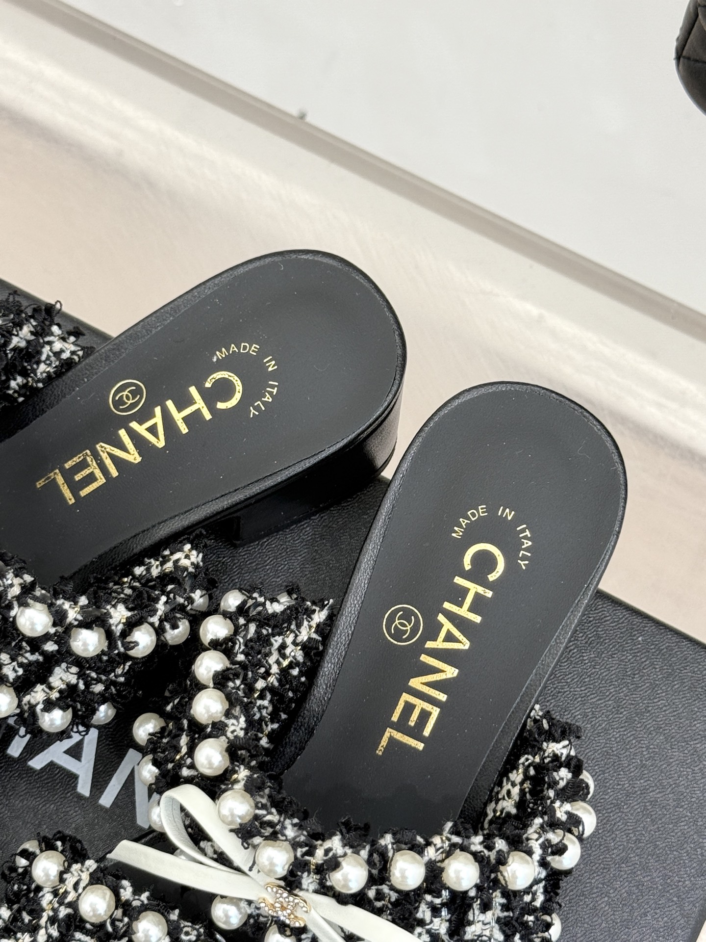 
CHANE*｜小香25C早春新品
双C蝴蝶结珍珠高跟拖鞋
对它一见钟情 不夸张哦～
知道你们一定会喜欢