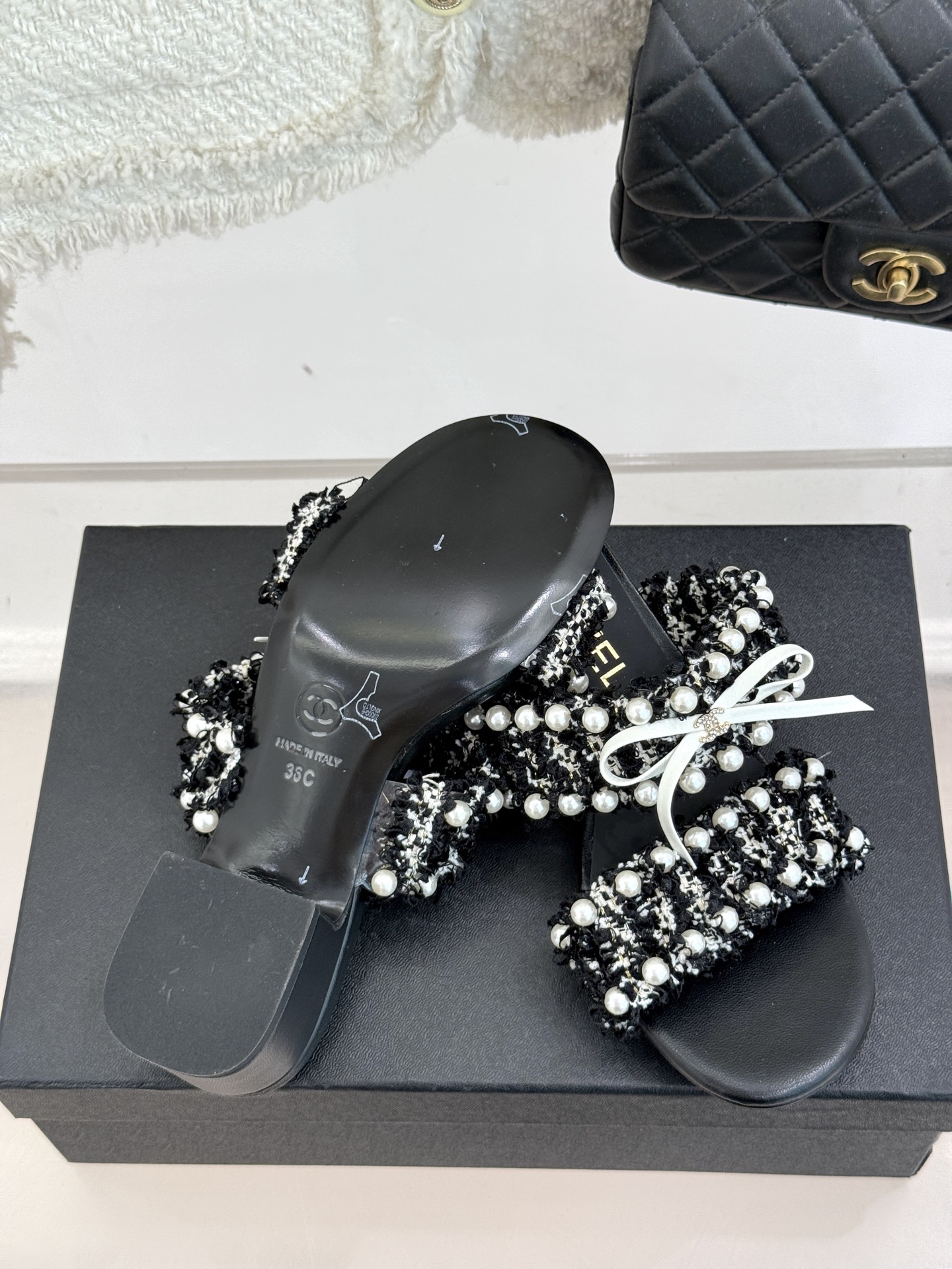 
CHANE*｜小香25C早春新品
双C蝴蝶结珍珠高跟拖鞋
对它一见钟情 不夸张哦～
知道你们一定会喜欢